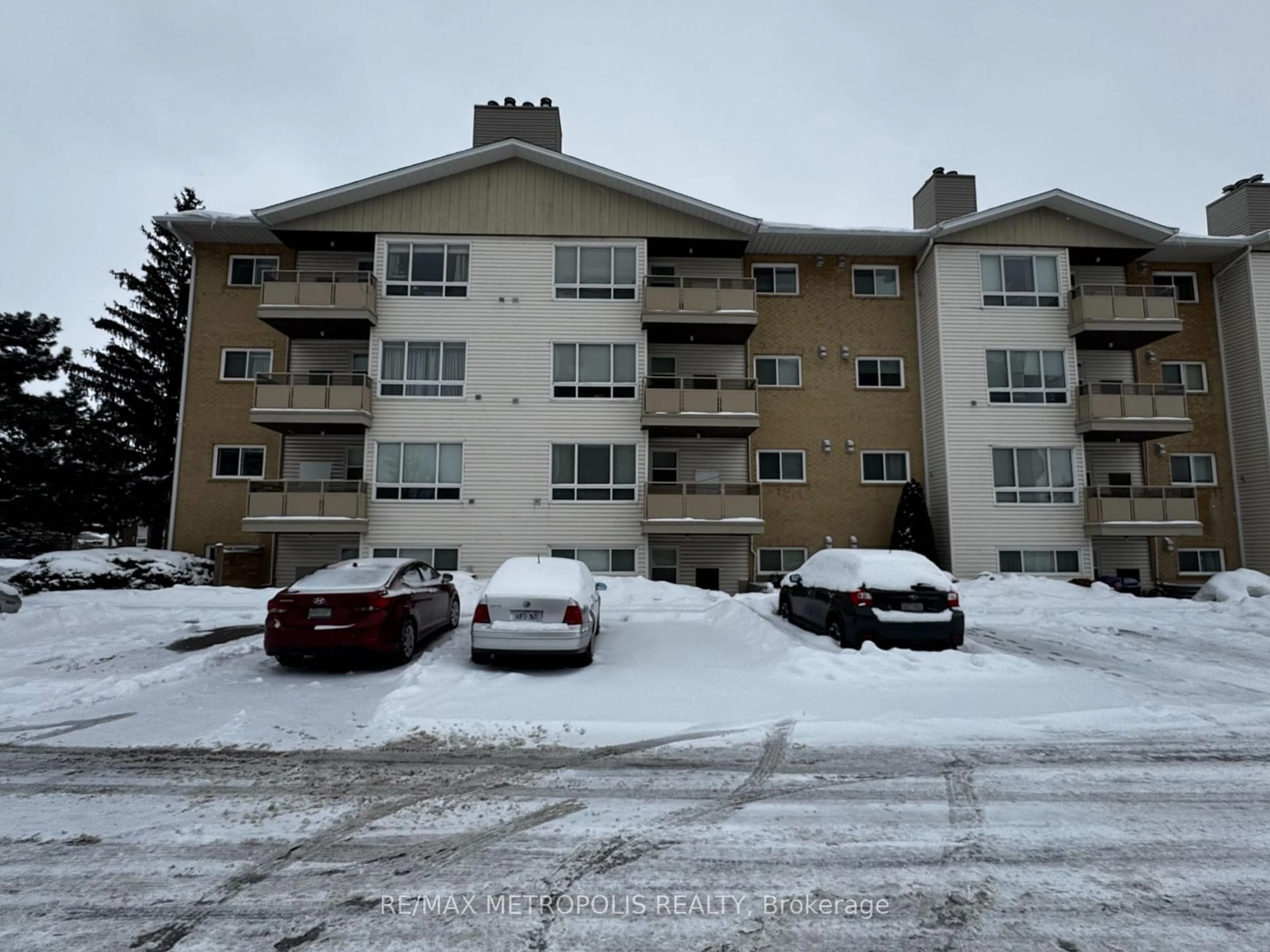 A pic from outside/outdoor area/front of a property/back of a property/a pic from drone, unknown for 78 Roehampton Ave #117, St. Catharines Ontario L2M 7W9