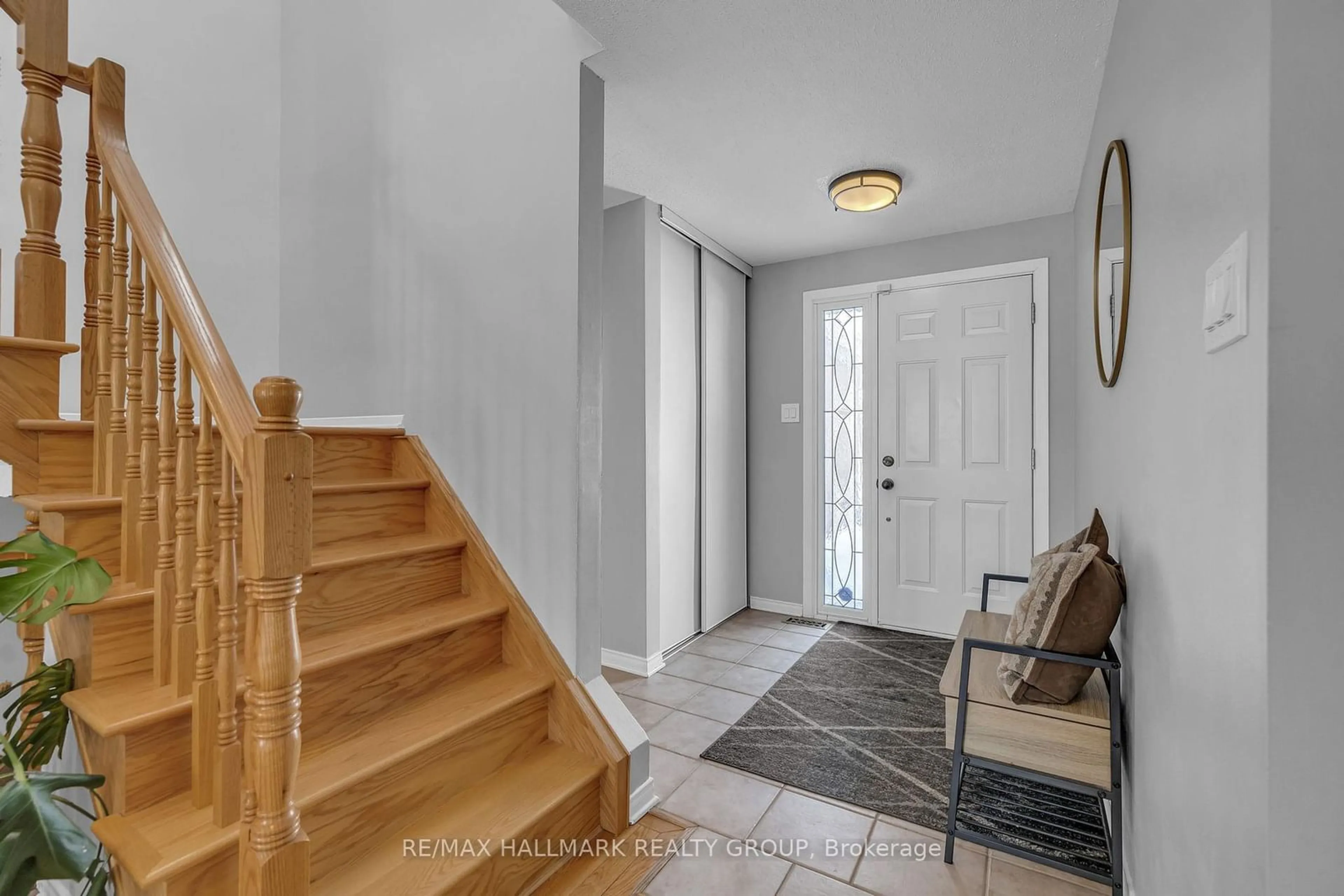 Indoor entryway for 1412 Forest Valley Dr, Orleans - Convent Glen and Area Ontario K1C 5M7