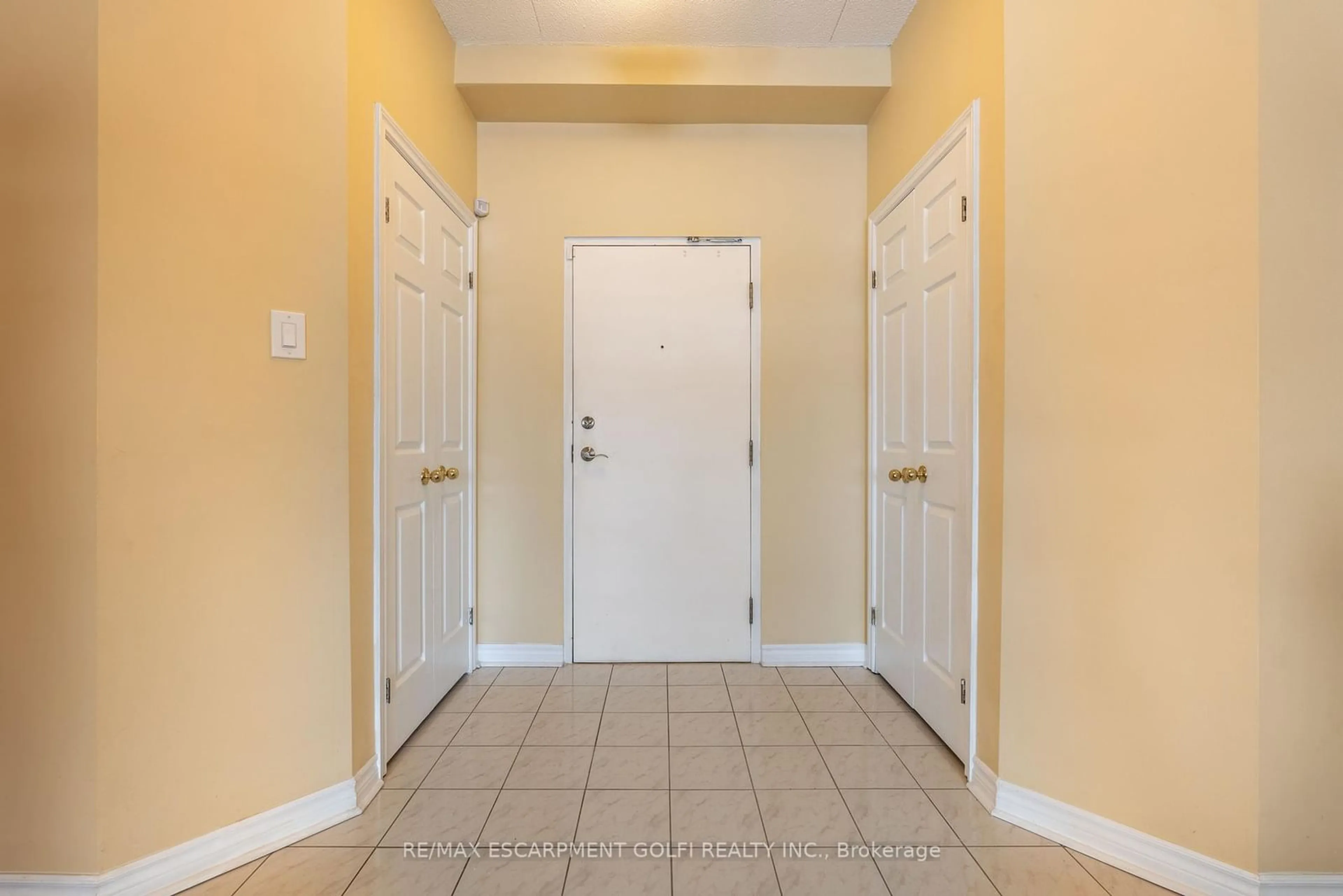 Indoor entryway for 416 LIMERIDGE Rd #109, Hamilton Ontario L9A 2S7