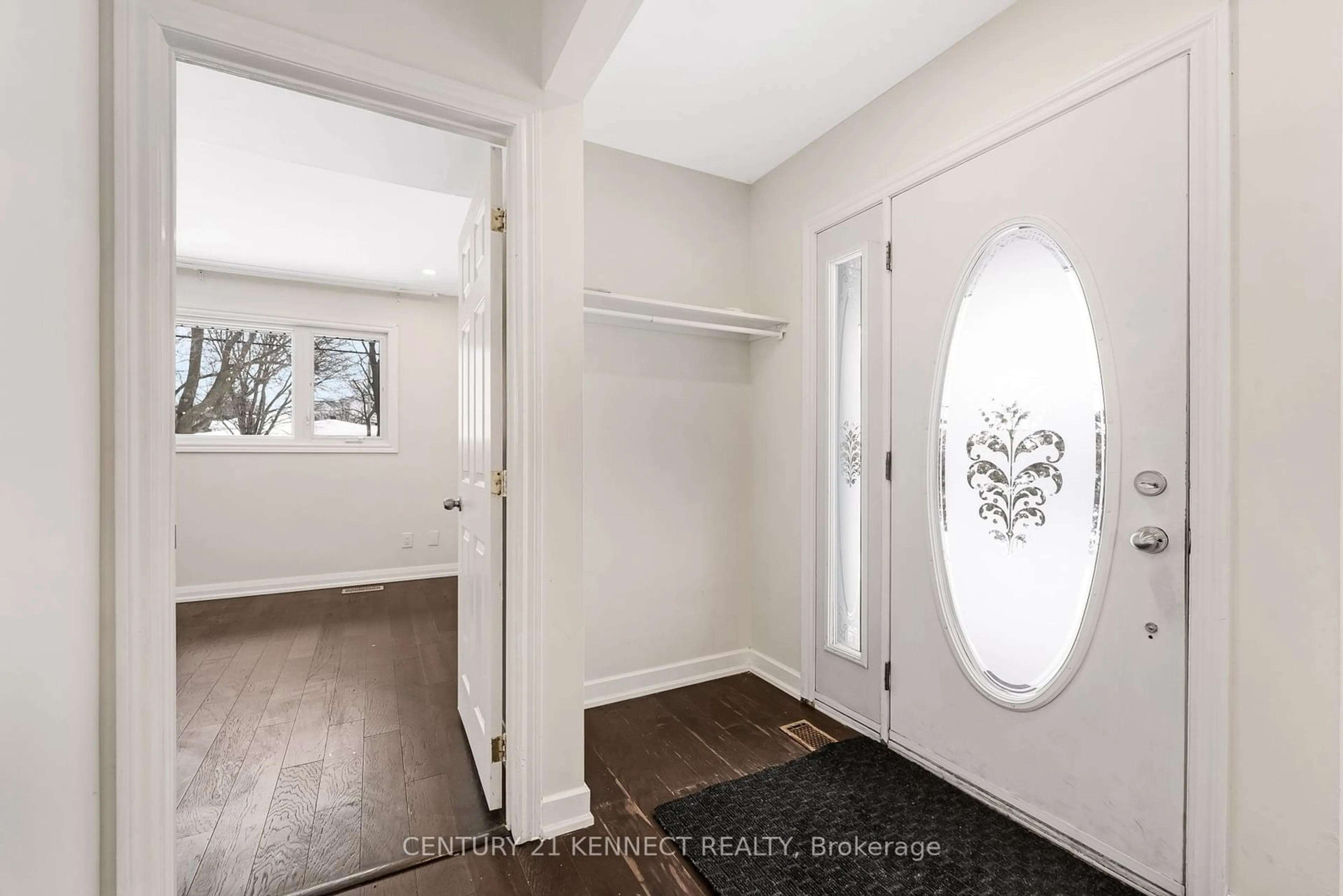 Indoor entryway for 1666 Fisher Ave, Cityview - Parkwoods Hills - Rideau Shore Ontario K2C 1X7