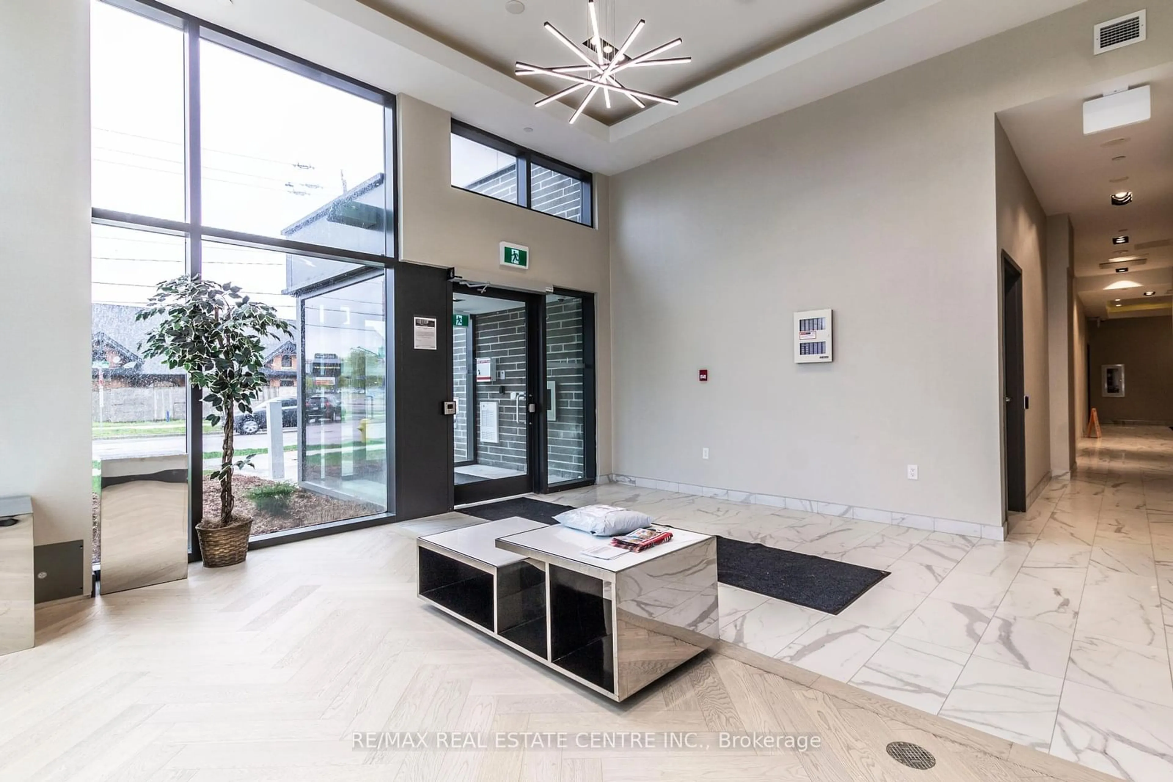 Indoor foyer for 7 Erie Ave #812, Brantford Ontario N3S 2E7