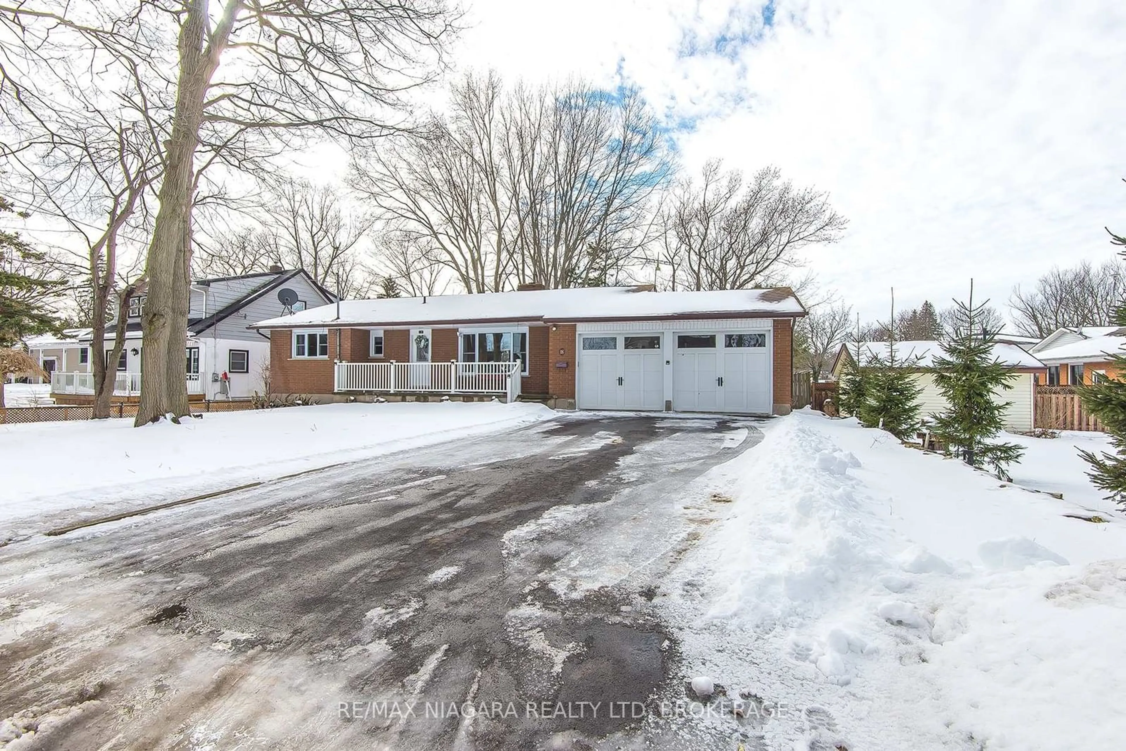 A pic from outside/outdoor area/front of a property/back of a property/a pic from drone, street for 18 Oakridge Cres, Port Colborne Ontario L3K 2T4