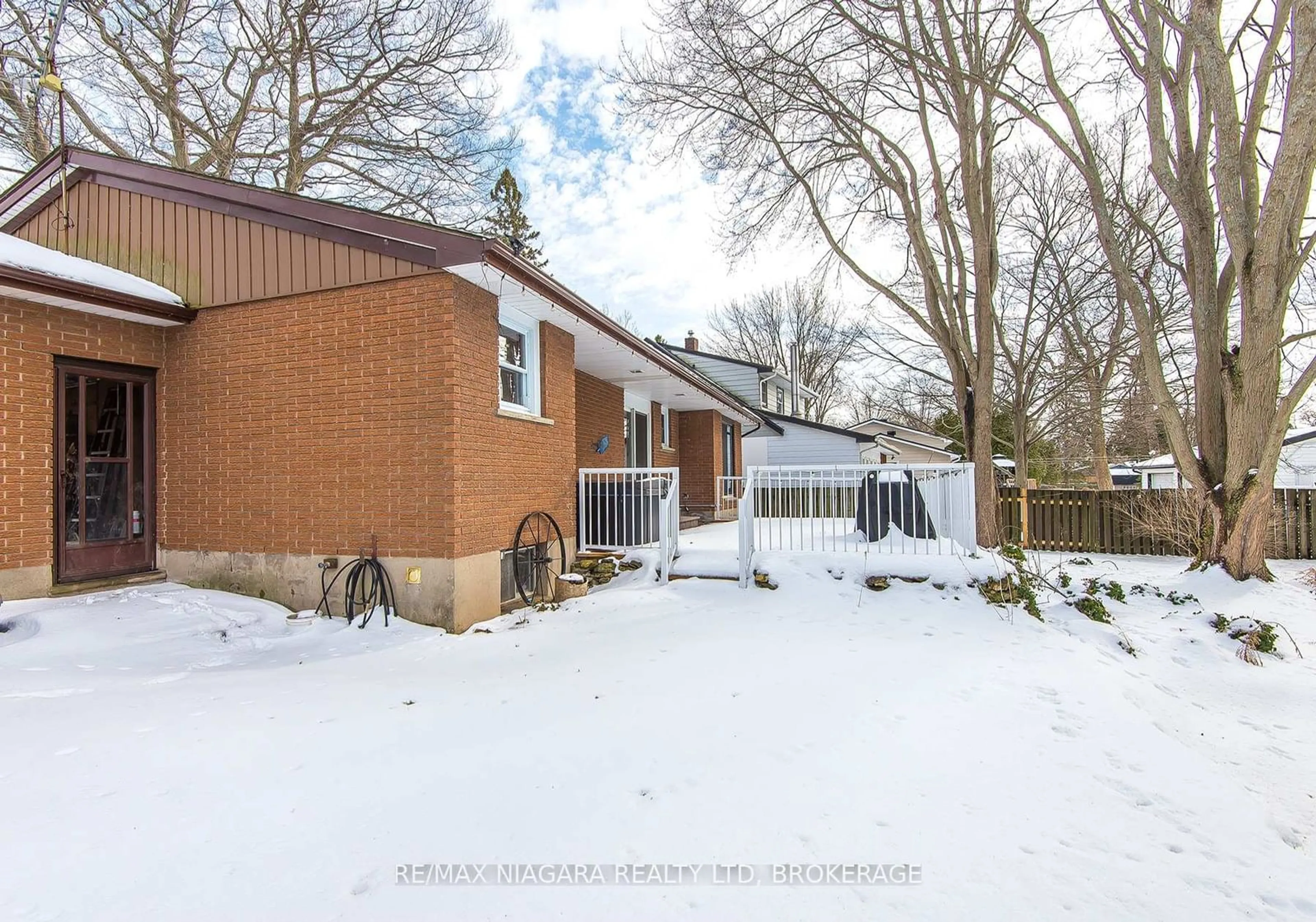 A pic from outside/outdoor area/front of a property/back of a property/a pic from drone, street for 18 Oakridge Cres, Port Colborne Ontario L3K 2T4