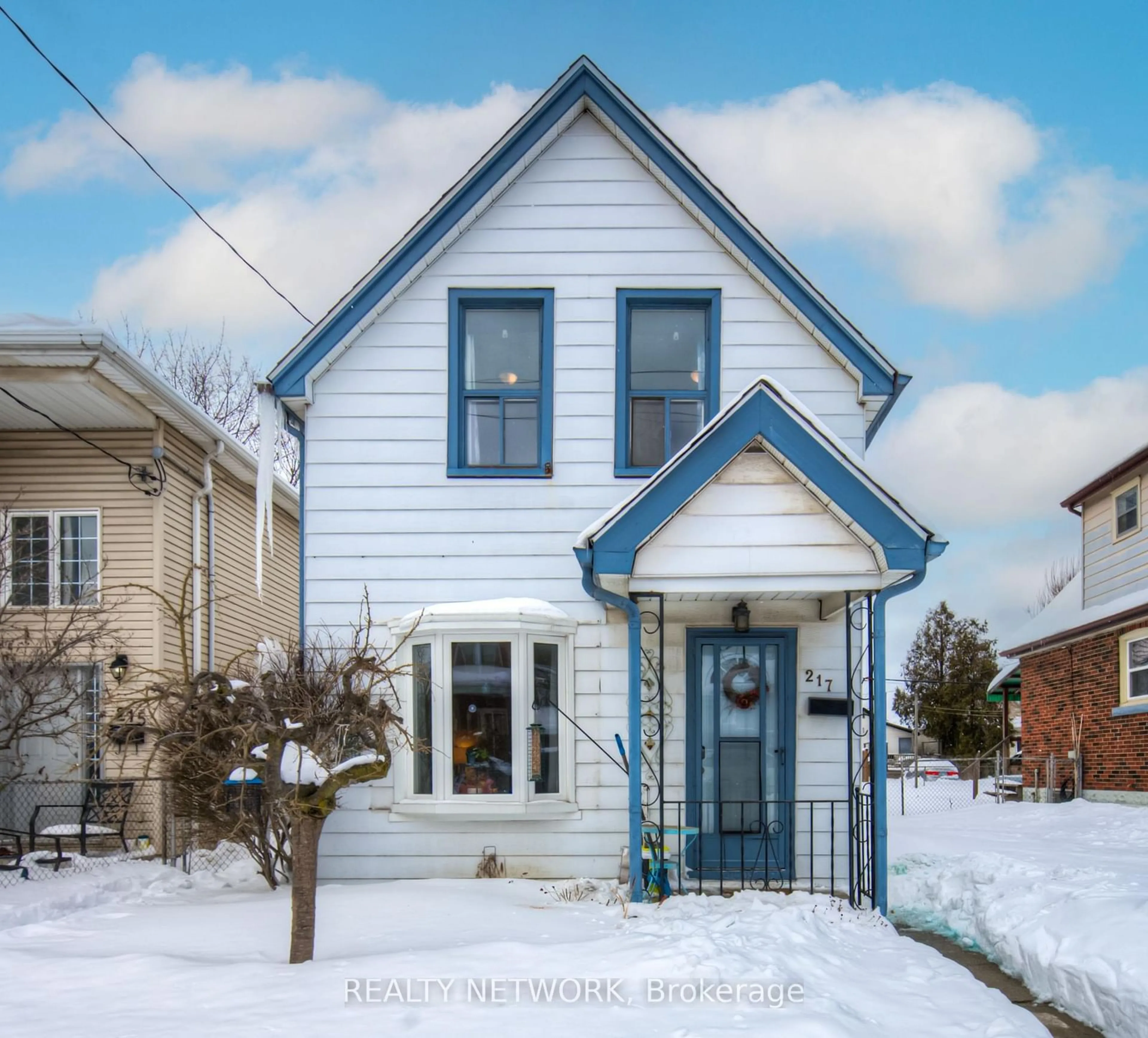 Home with vinyl exterior material, street for 217 Fairfield Ave, Hamilton Ontario L8H 5H5