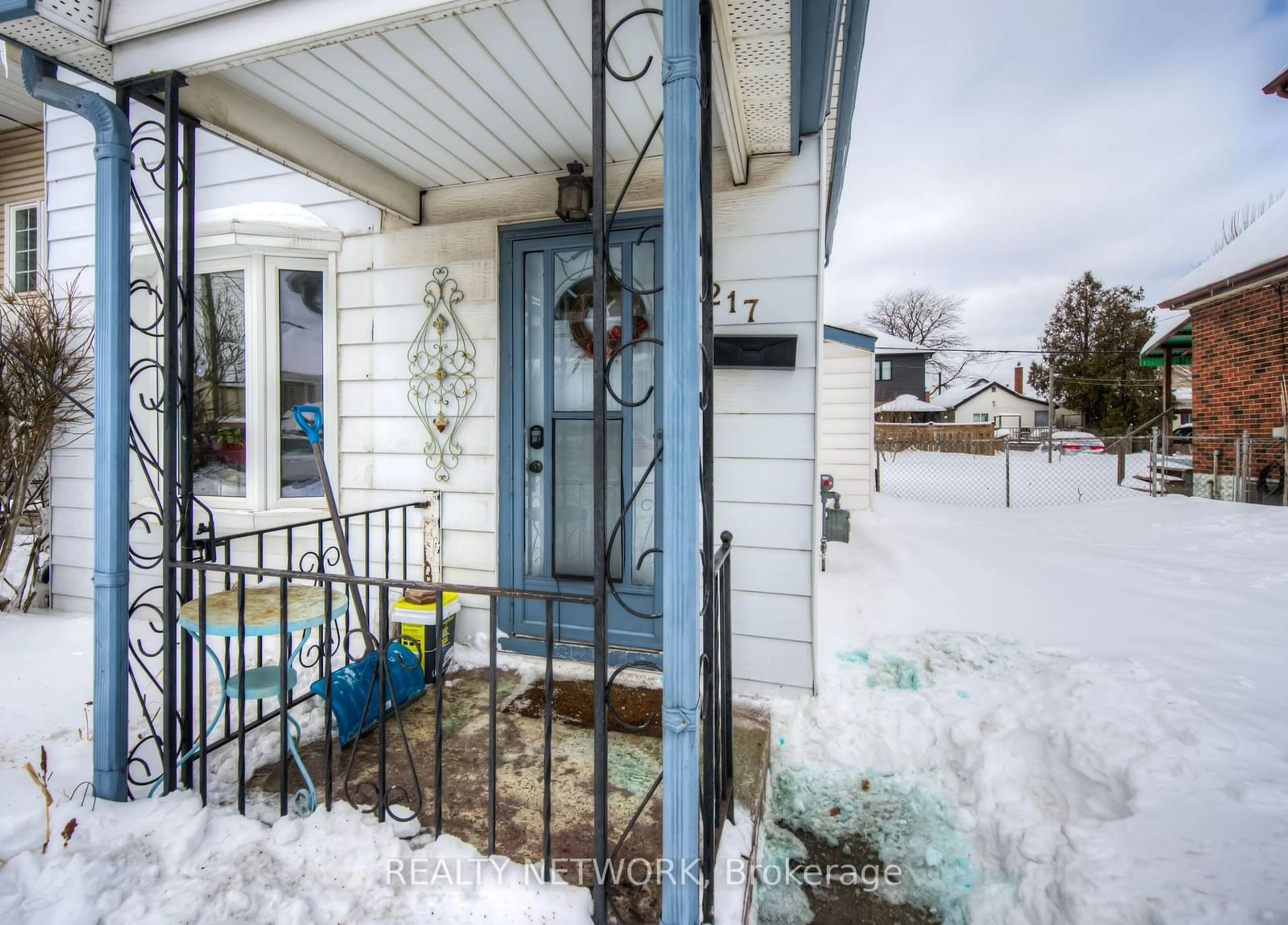 Indoor entryway for 217 Fairfield Ave, Hamilton Ontario L8H 5H5