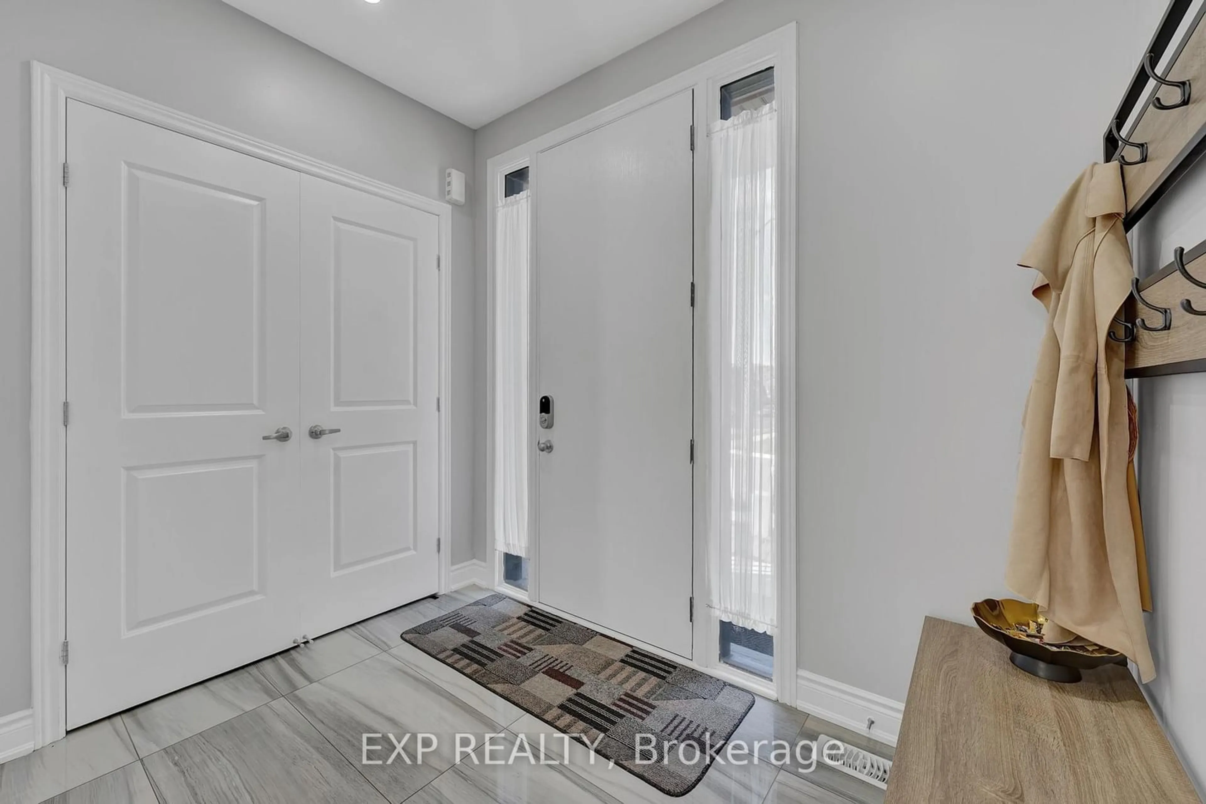 Indoor entryway for 146 Whittington Dr, Hamilton Ontario L9K 0H5