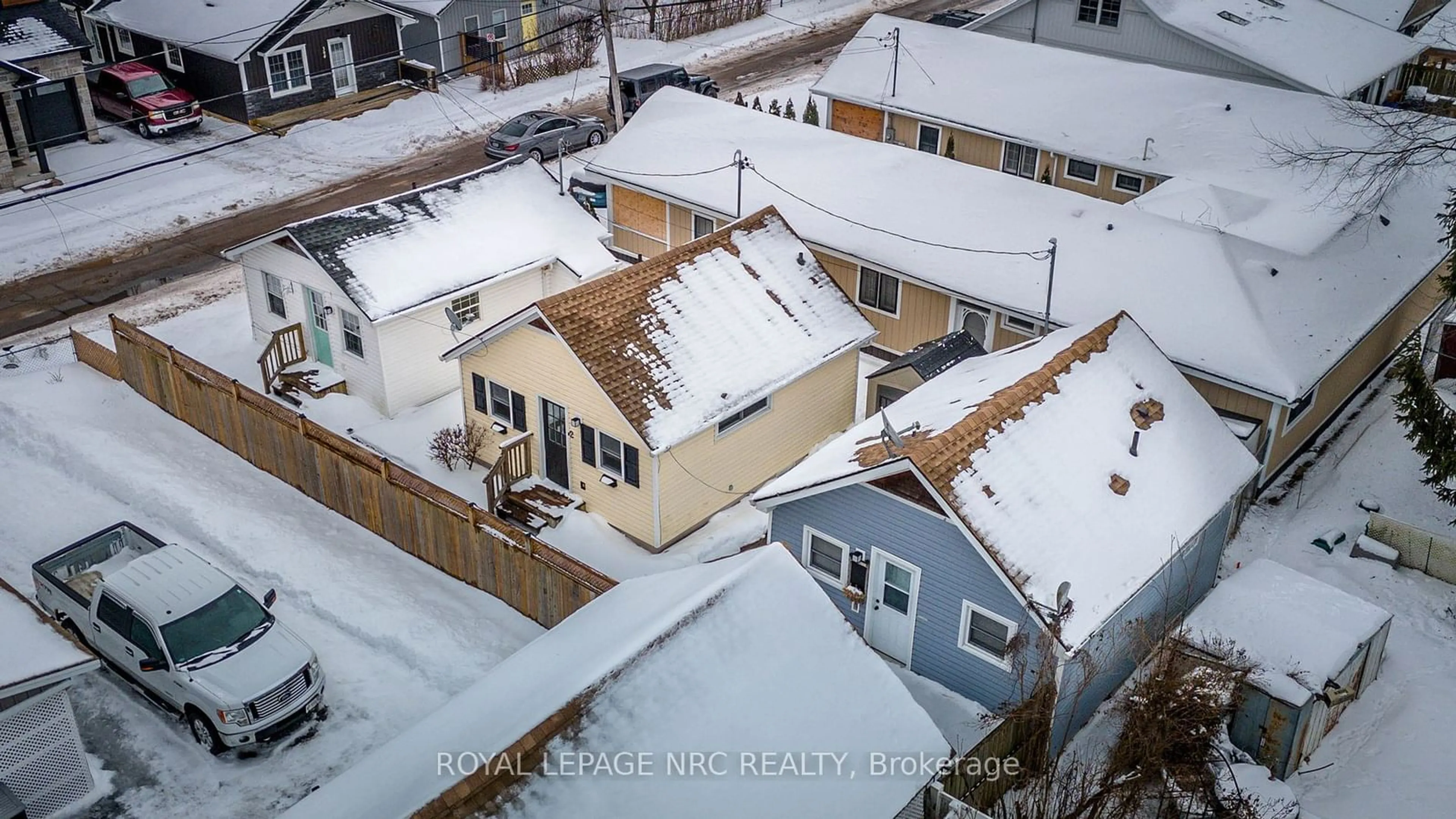 A pic from outside/outdoor area/front of a property/back of a property/a pic from drone, city buildings view from balcony for 387 Elmwood Ave, Fort Erie Ontario L0S 1B0