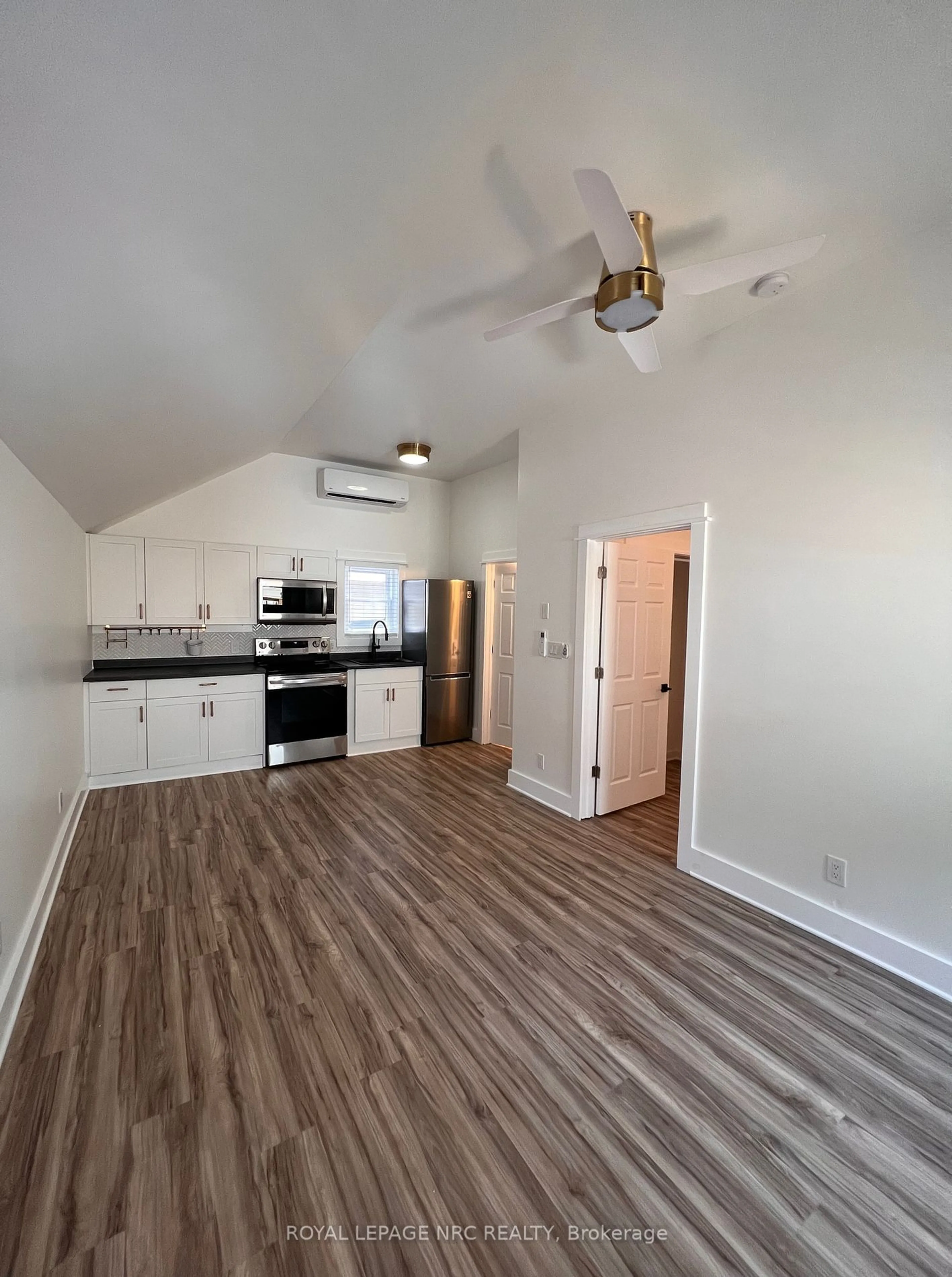 A pic of a room for 387 Elmwood Ave, Fort Erie Ontario L0S 1B0