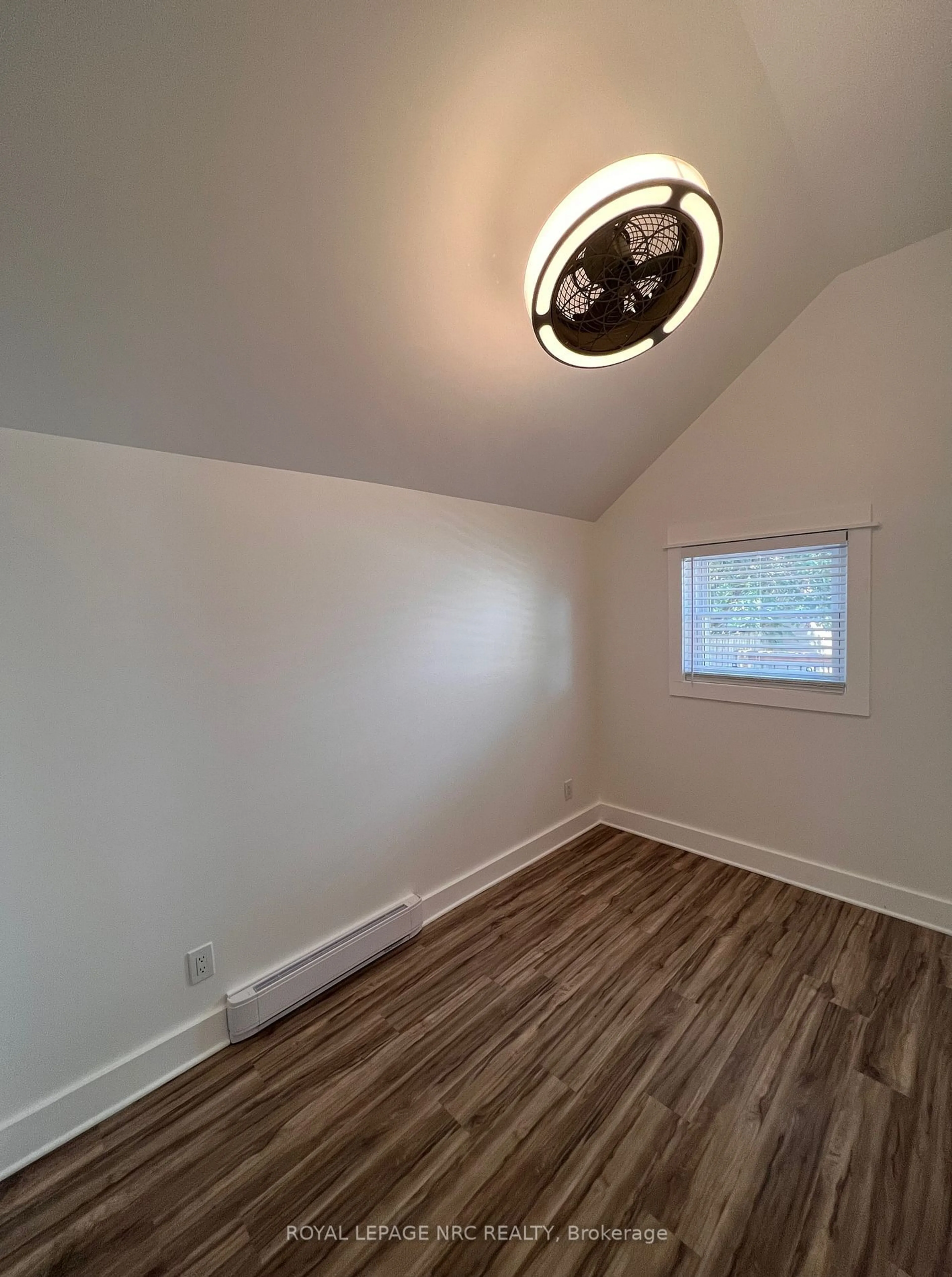 A pic of a room for 387 Elmwood Ave, Fort Erie Ontario L0S 1B0