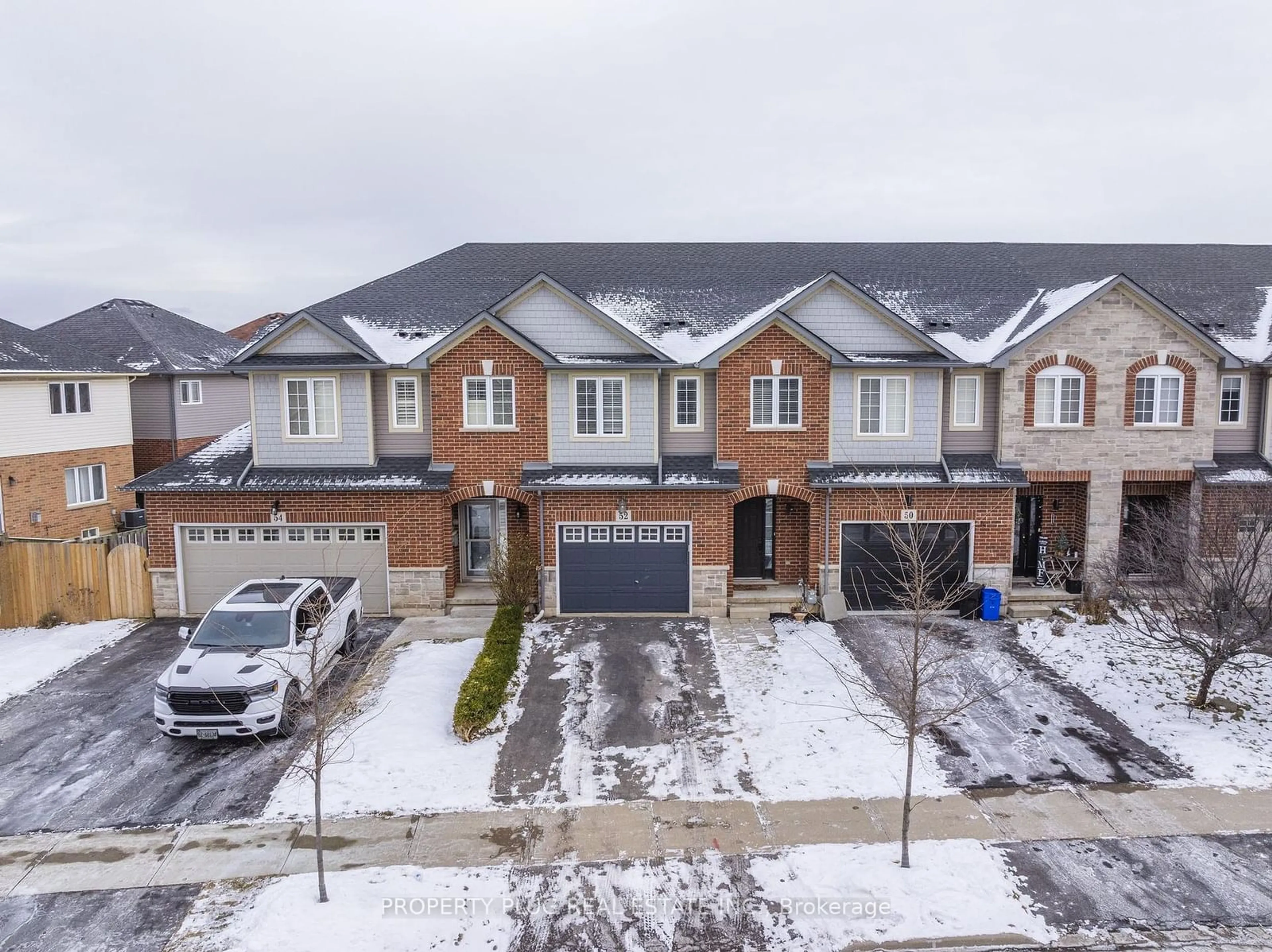 A pic from outside/outdoor area/front of a property/back of a property/a pic from drone, street for 52 Dartmouth Gate, Hamilton Ontario L8E 0B9