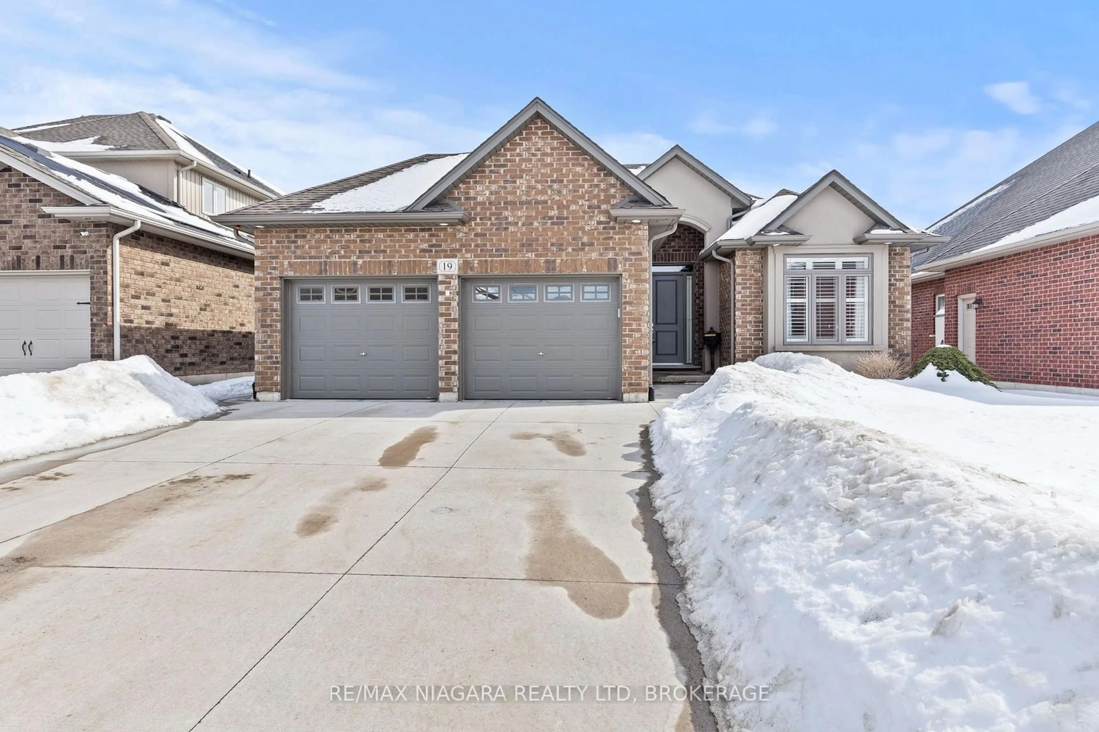 Home with brick exterior material, street for 19 Creekside Dr, Welland Ontario L3C 0B4