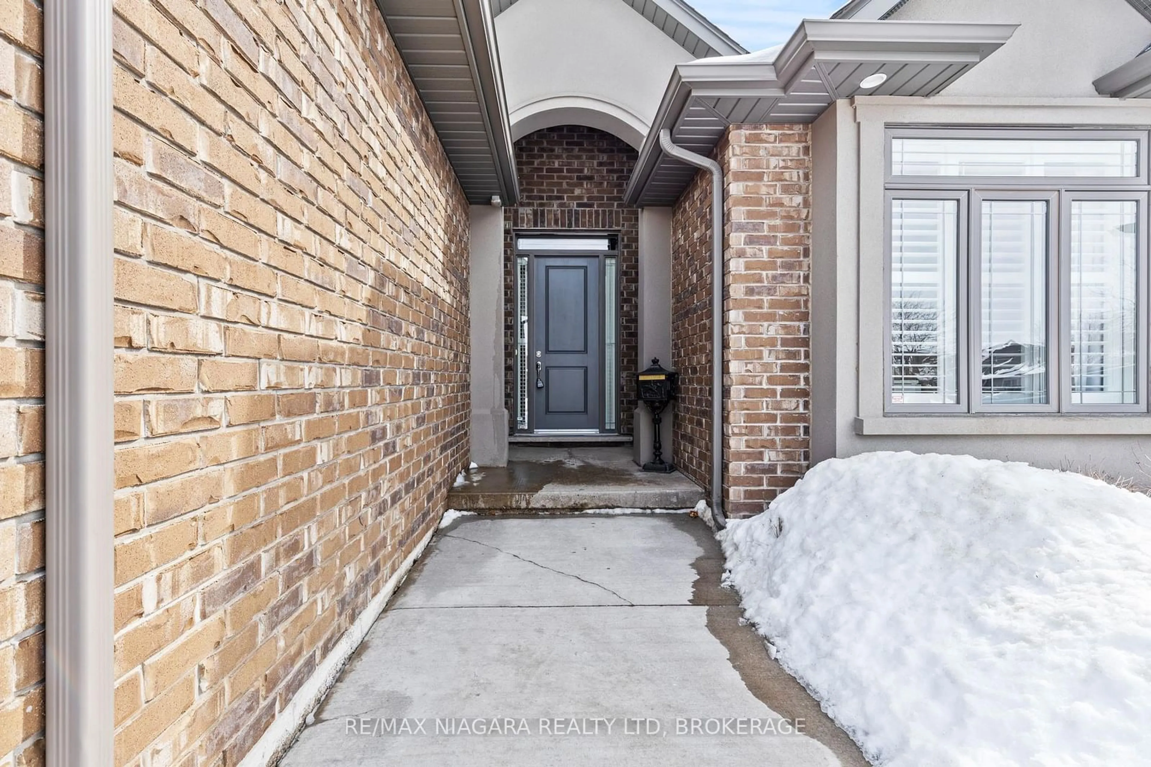 Indoor entryway for 19 Creekside Dr, Welland Ontario L3C 0B4