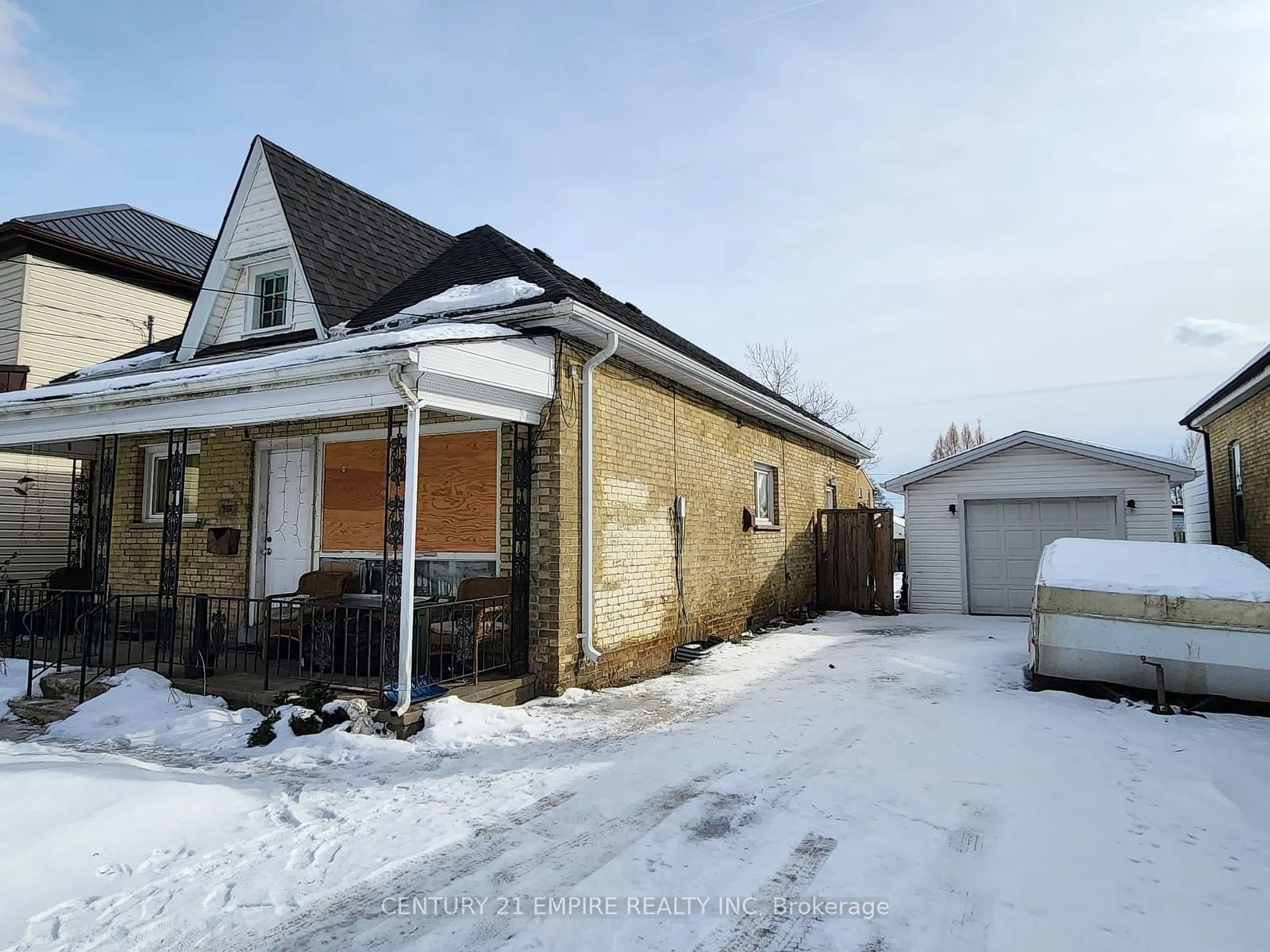 A pic from outside/outdoor area/front of a property/back of a property/a pic from drone, street for 783 Nelson St, London Ontario N5Z 1K2