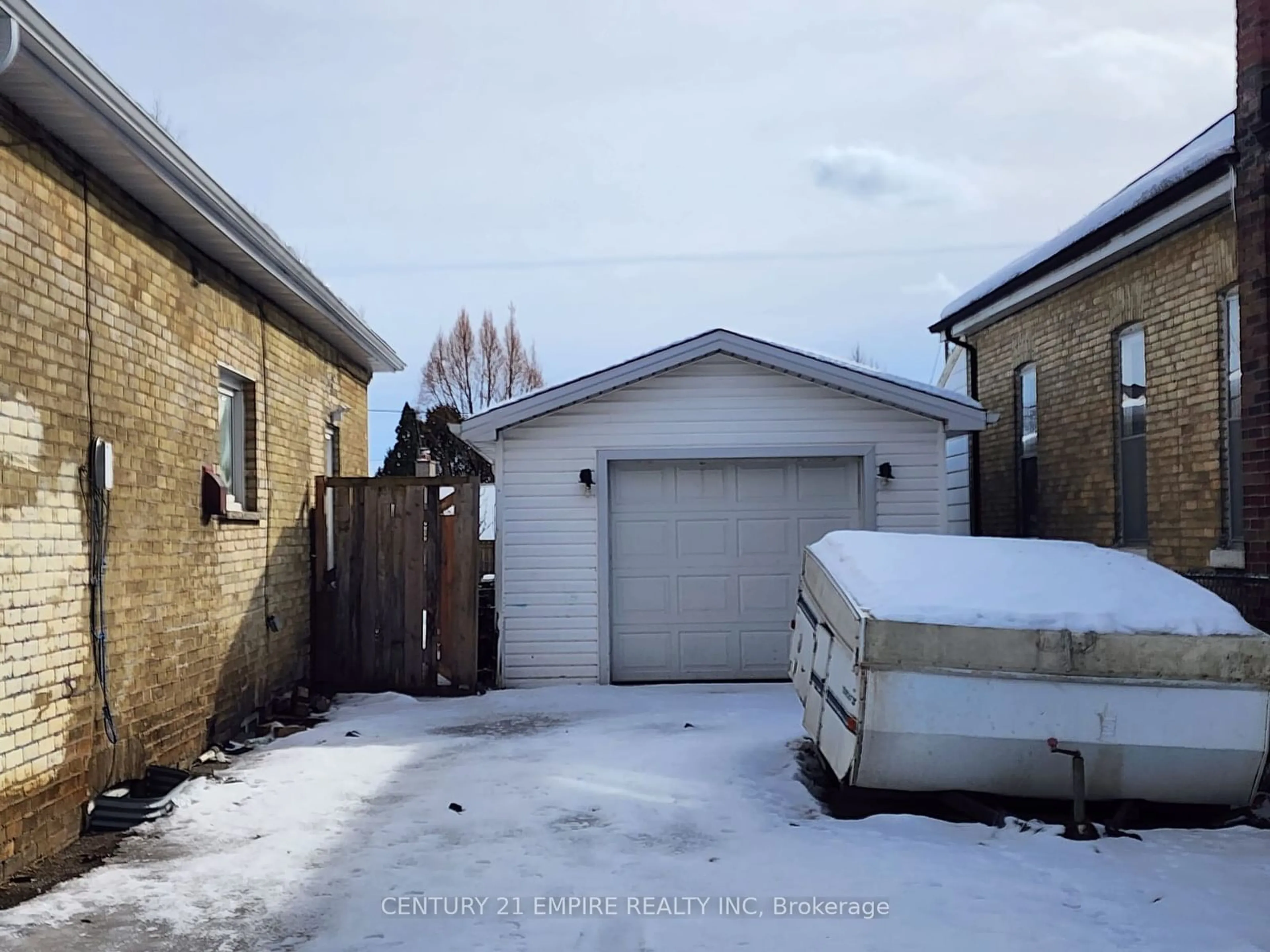 A pic from outside/outdoor area/front of a property/back of a property/a pic from drone, street for 783 Nelson St, London Ontario N5Z 1K2