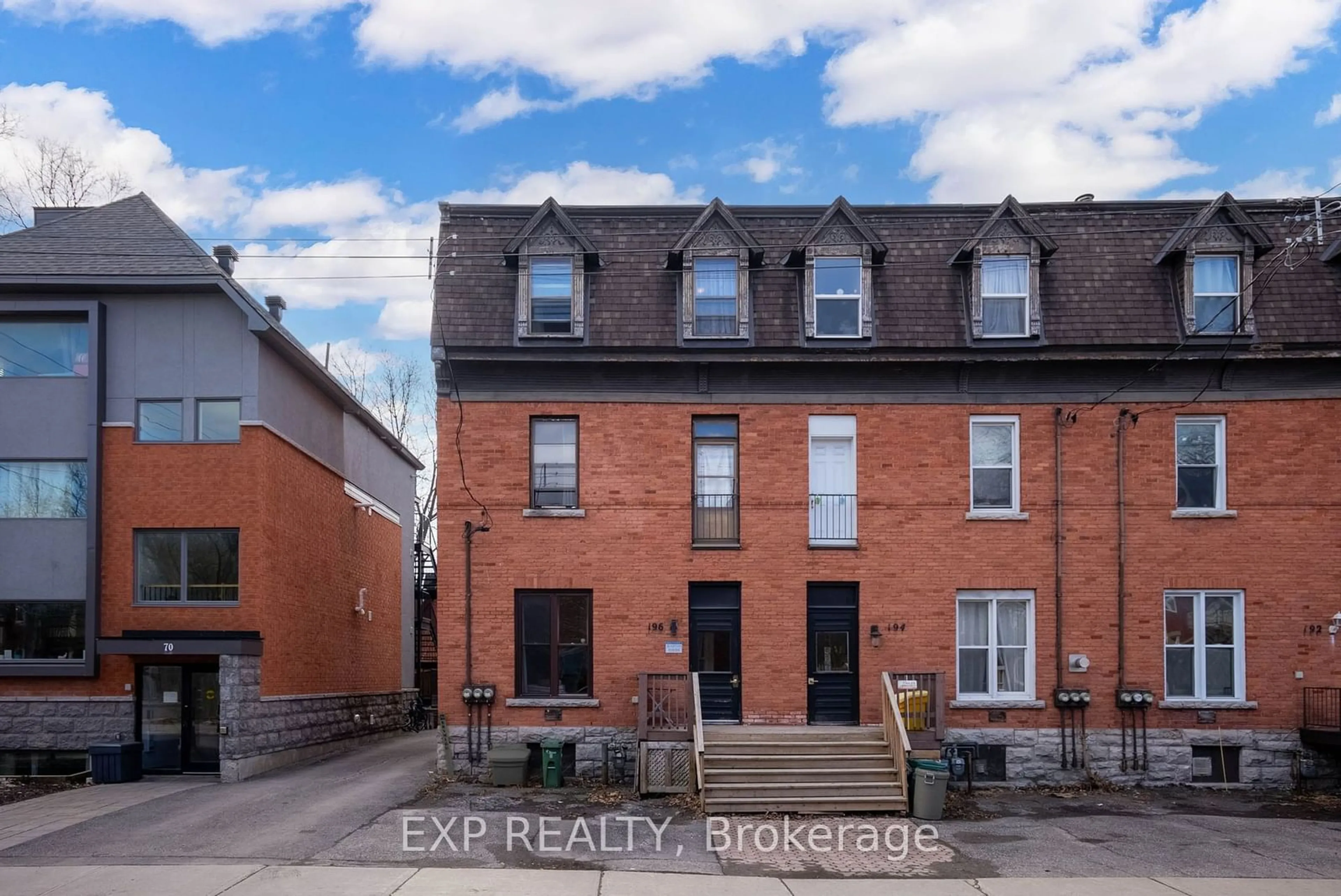 A pic from outside/outdoor area/front of a property/back of a property/a pic from drone, street for 196 OSGOODE St, Lower Town - Sandy Hill Ontario K1N 6S8