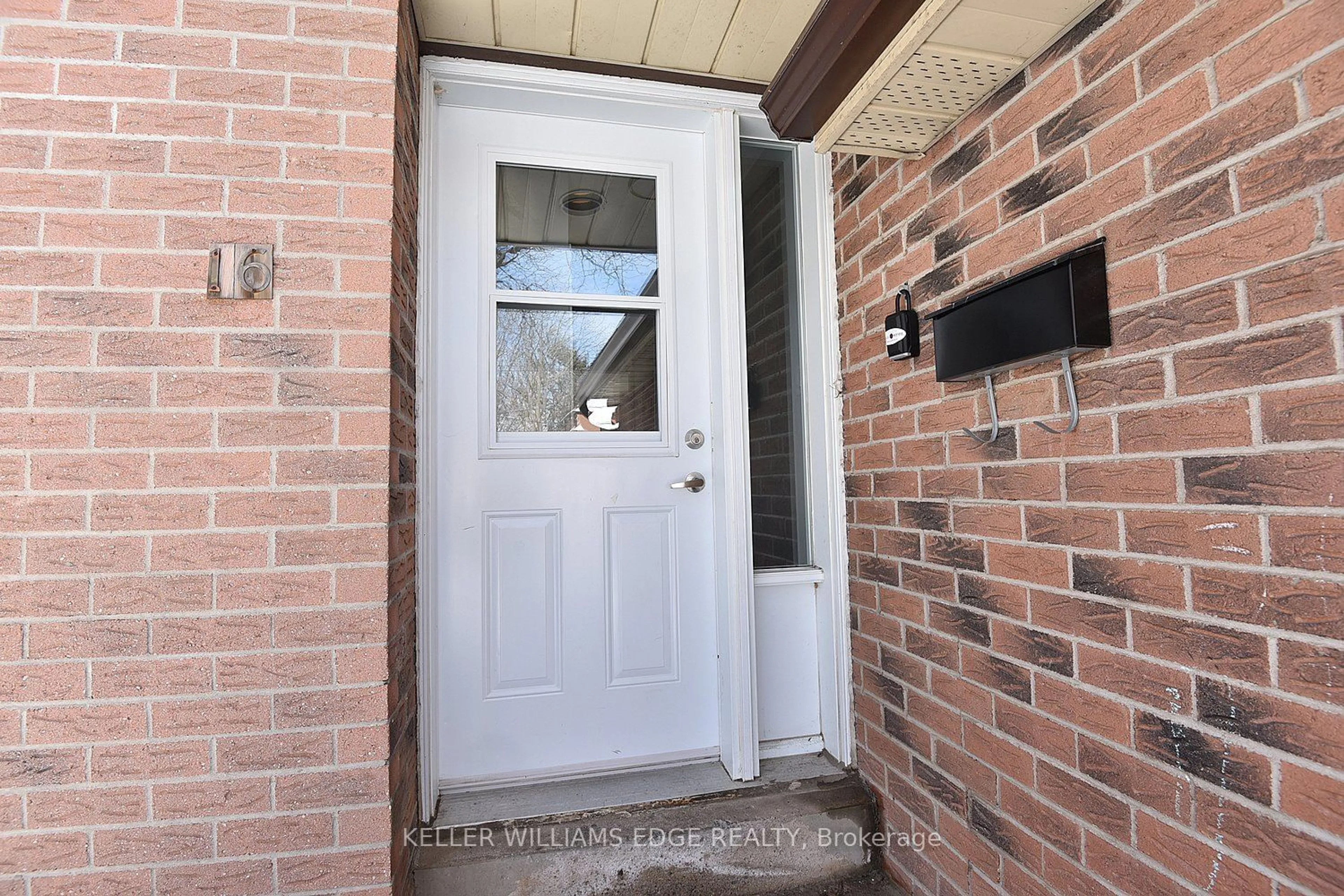 Indoor entryway for 16 Simcoe St, Hamilton Ontario L8L 3M9