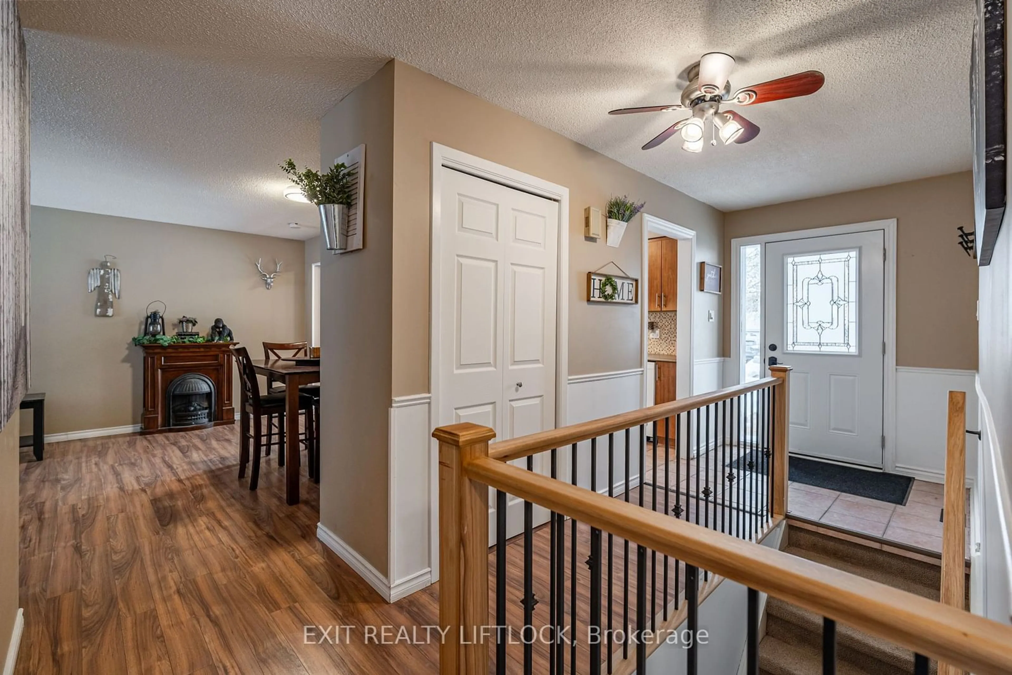 Indoor entryway for 949 Golfview Rd, Peterborough Ontario K9J 7W2