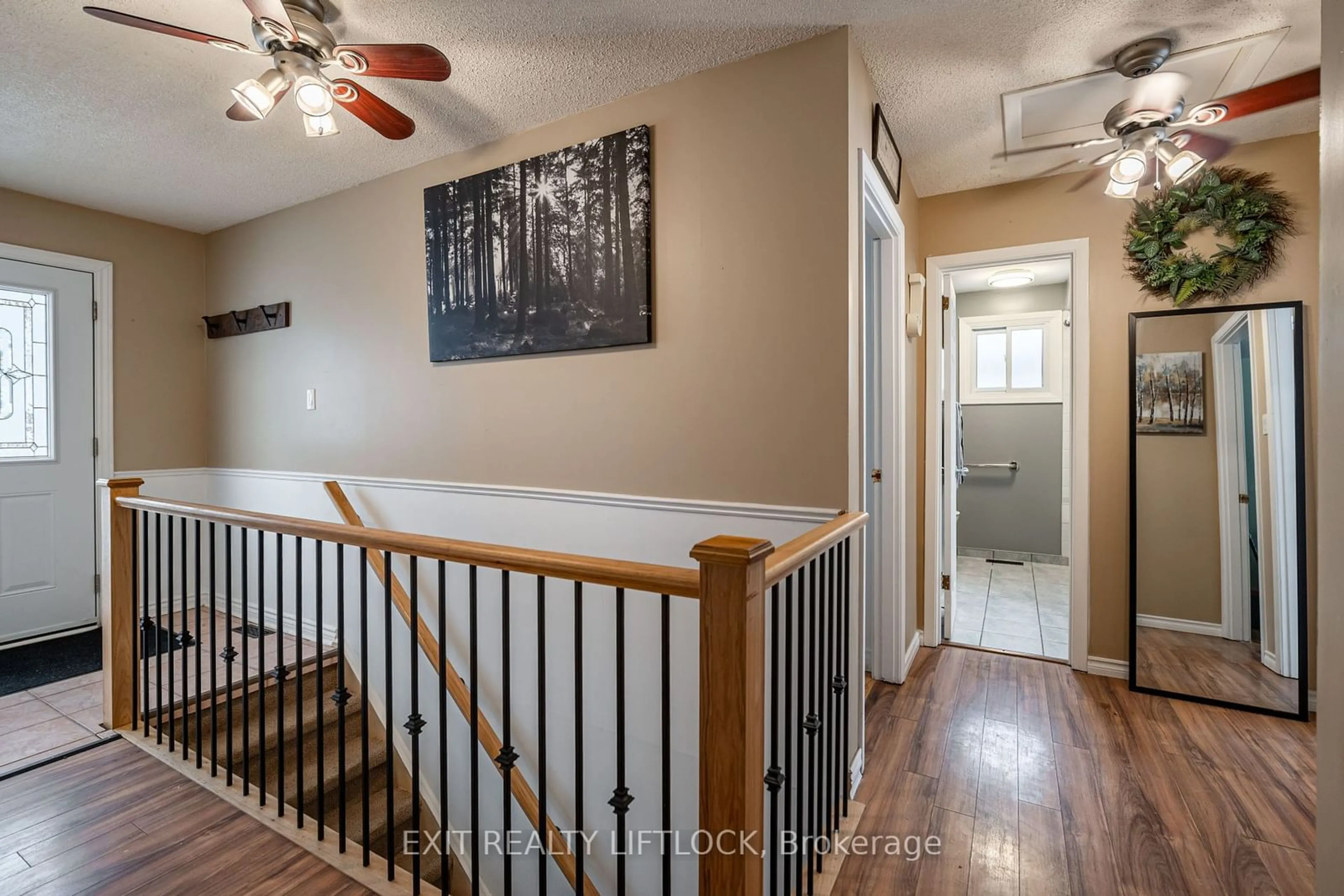 Indoor entryway for 949 Golfview Rd, Peterborough Ontario K9J 7W2