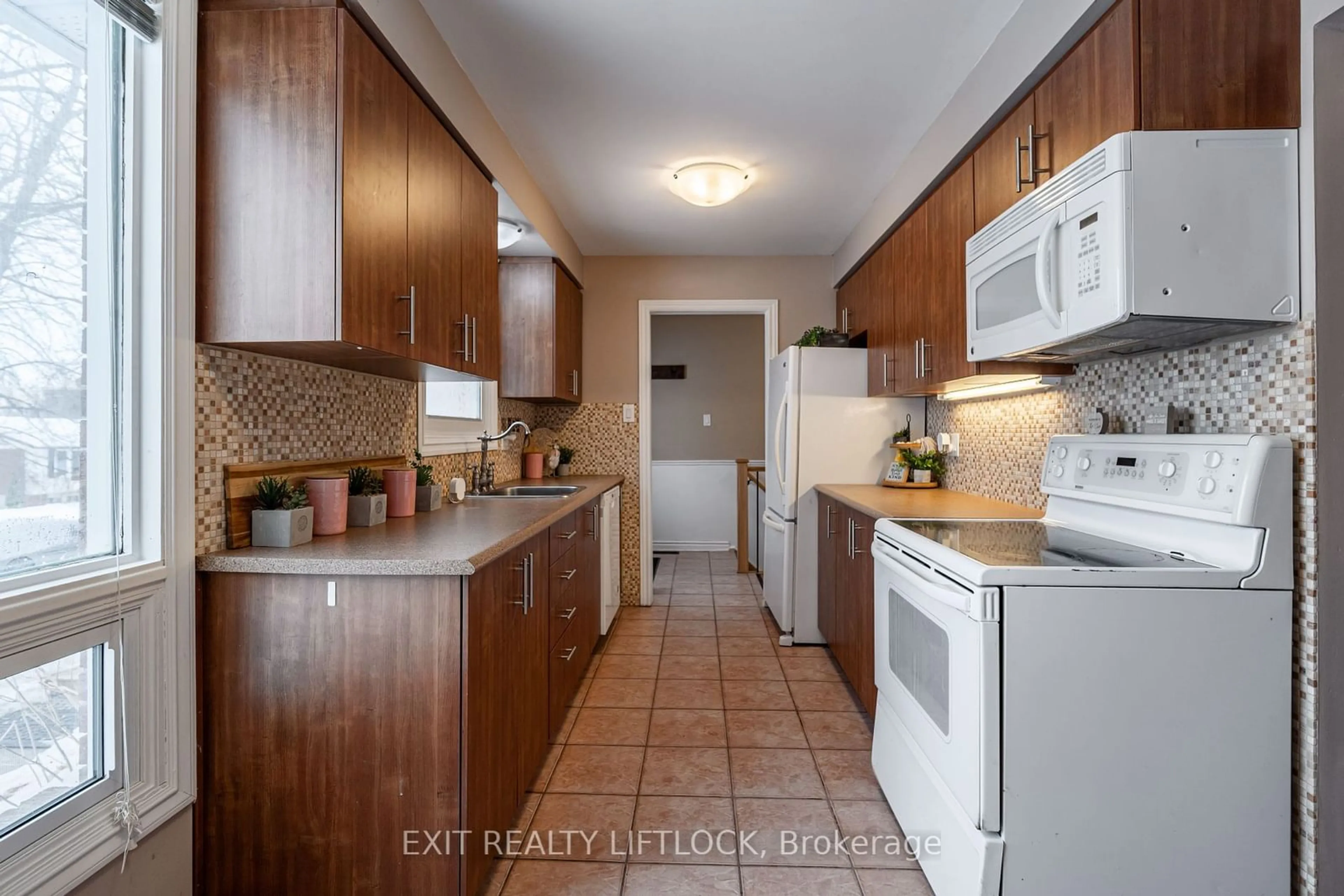 Standard kitchen, ceramic/tile floor for 949 Golfview Rd, Peterborough Ontario K9J 7W2