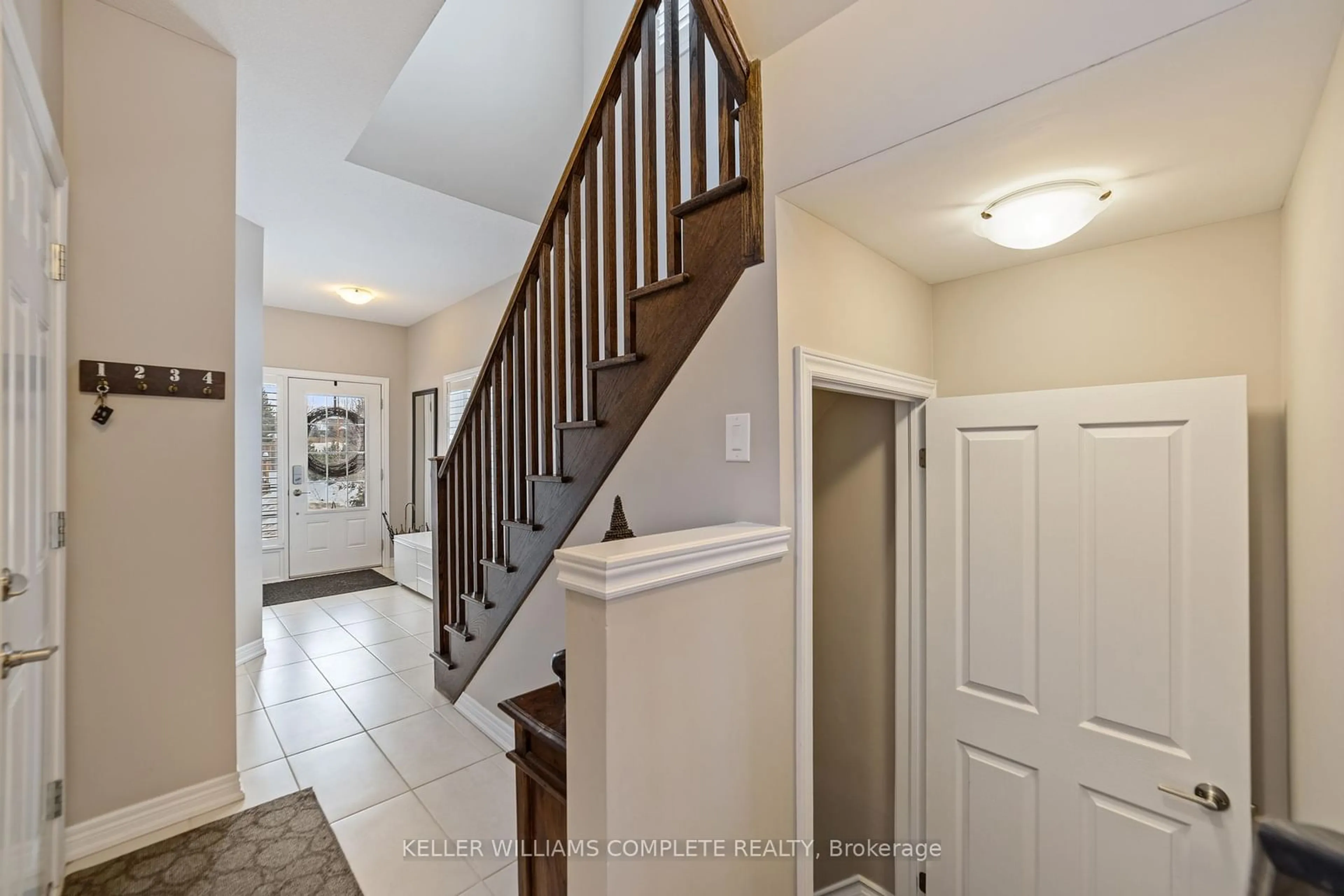 Indoor entryway for 215 Dundas St #31, Hamilton Ontario L8B 0X2