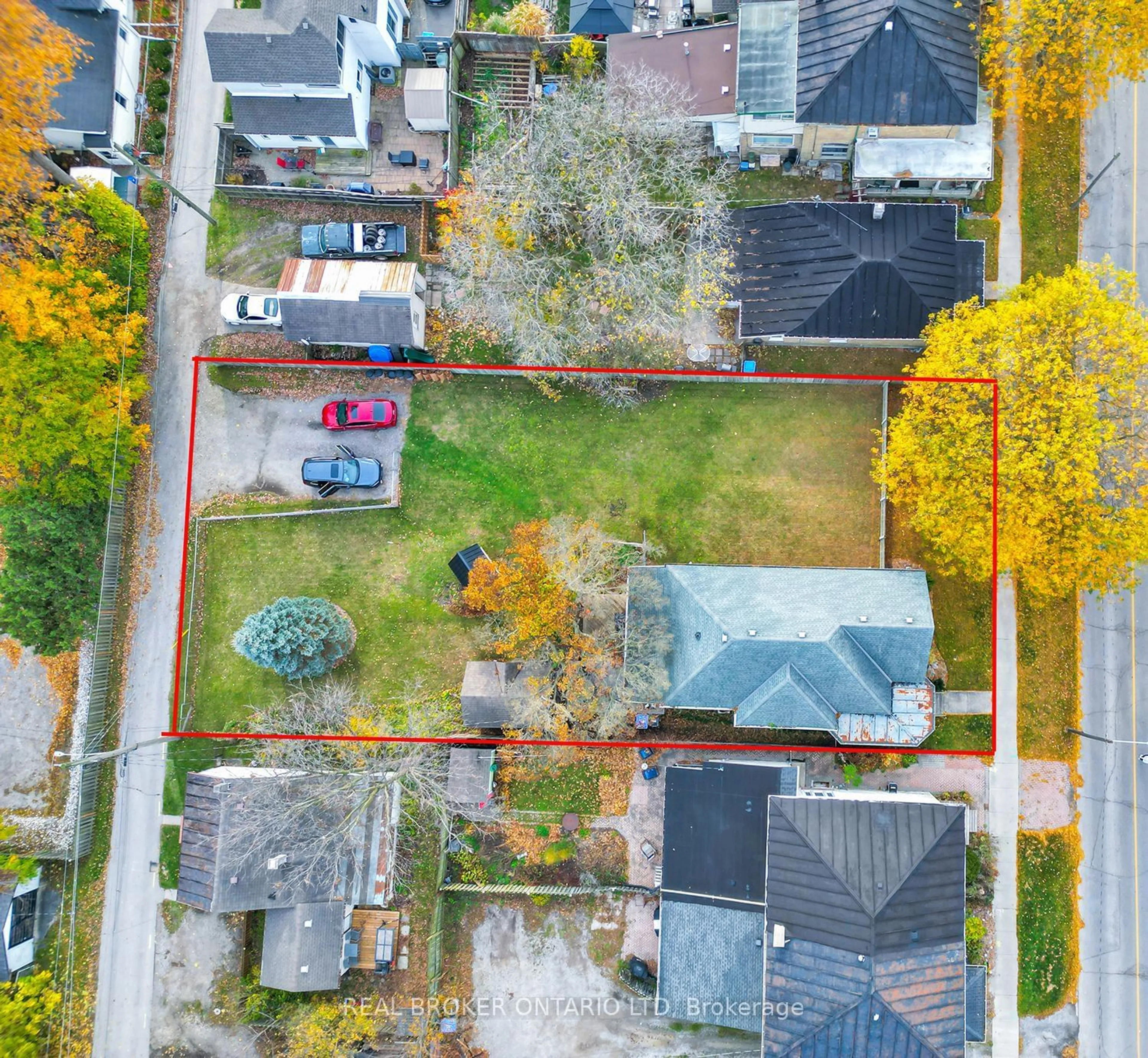A pic from outside/outdoor area/front of a property/back of a property/a pic from drone, street for 106 Front St, Strathroy-Caradoc Ontario N7G 1X8