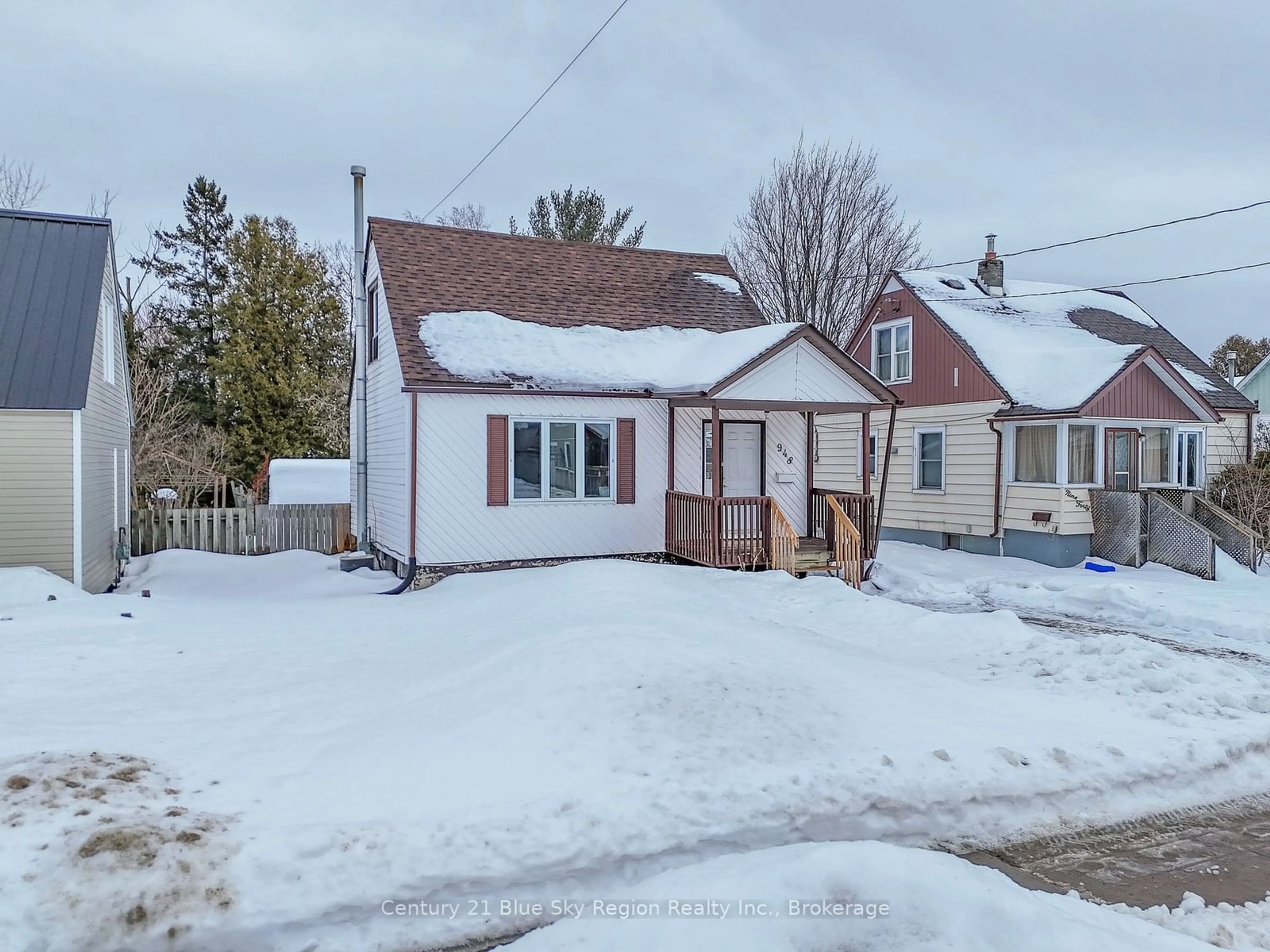 A pic from outside/outdoor area/front of a property/back of a property/a pic from drone, street for 948 Galt St, North Bay Ontario P1B 5N4