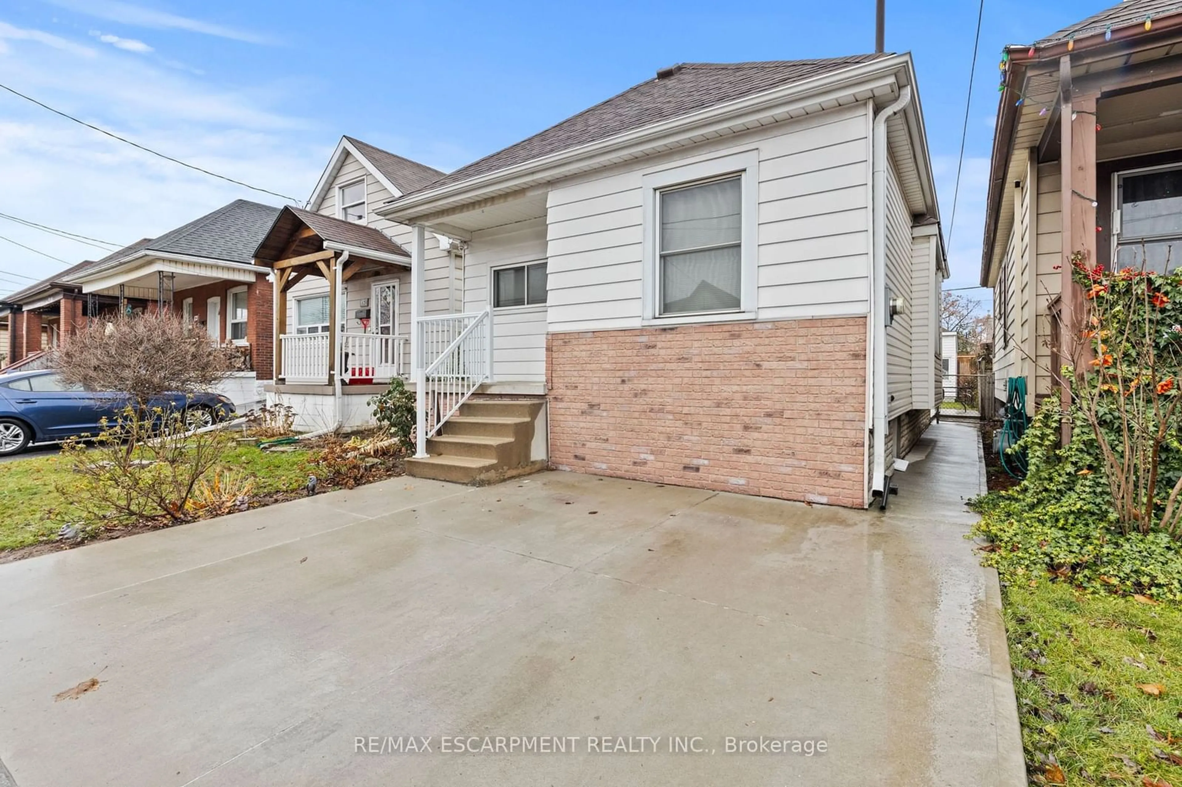 Home with brick exterior material, street for 150 Albany Ave, Hamilton Ontario L8H 2H6