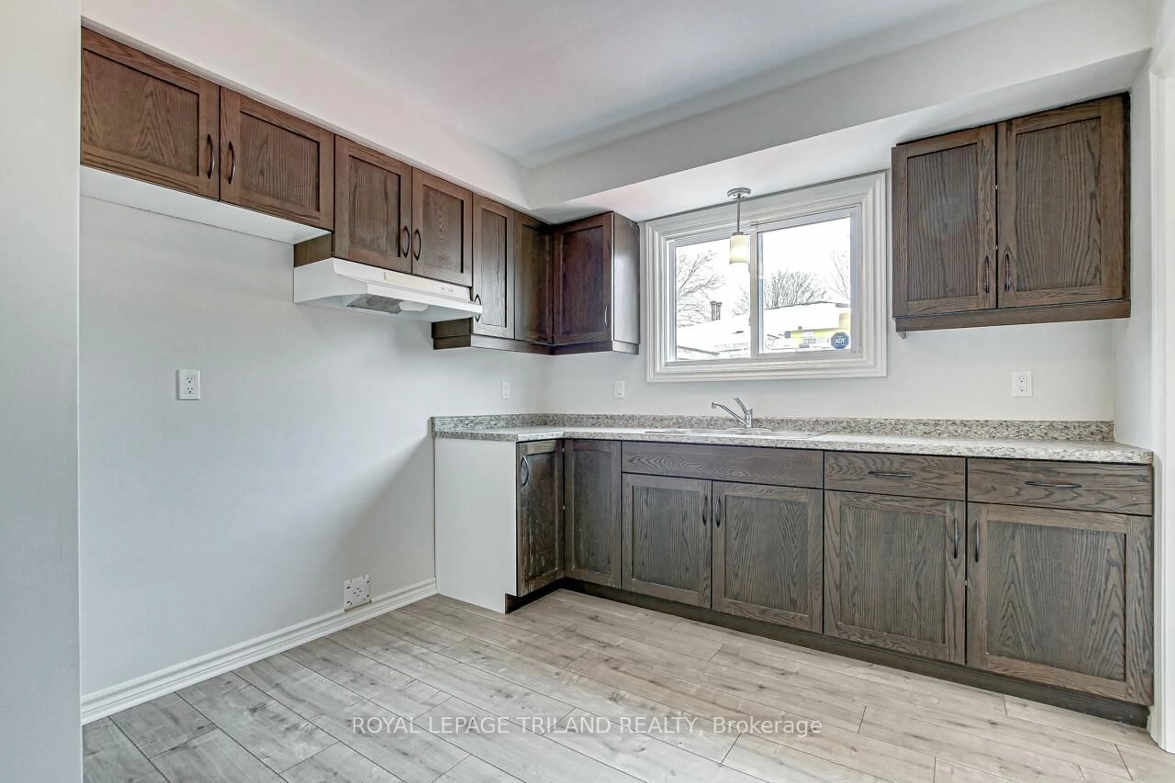 Standard kitchen, unknown for 5 Vanier Pl, St. Thomas Ontario N5R 5L2