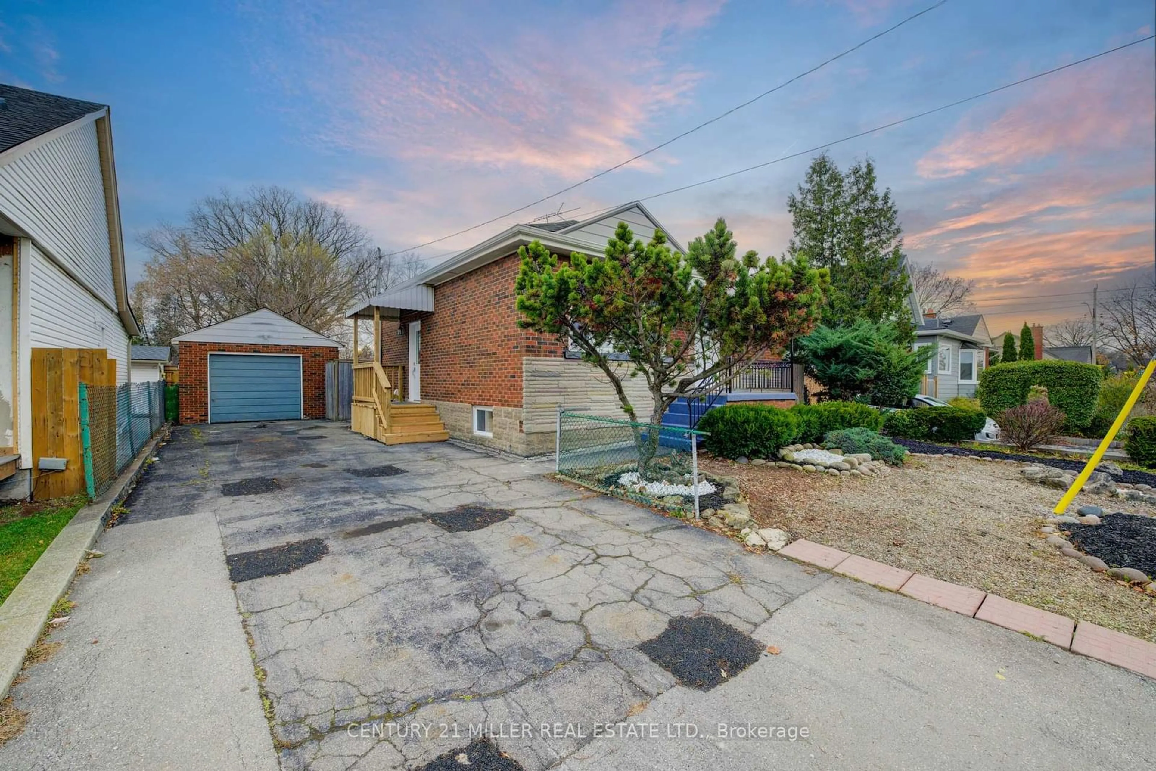 A pic from outside/outdoor area/front of a property/back of a property/a pic from drone, street for 196 Queensdale Ave, Hamilton Ontario L9A 1K9