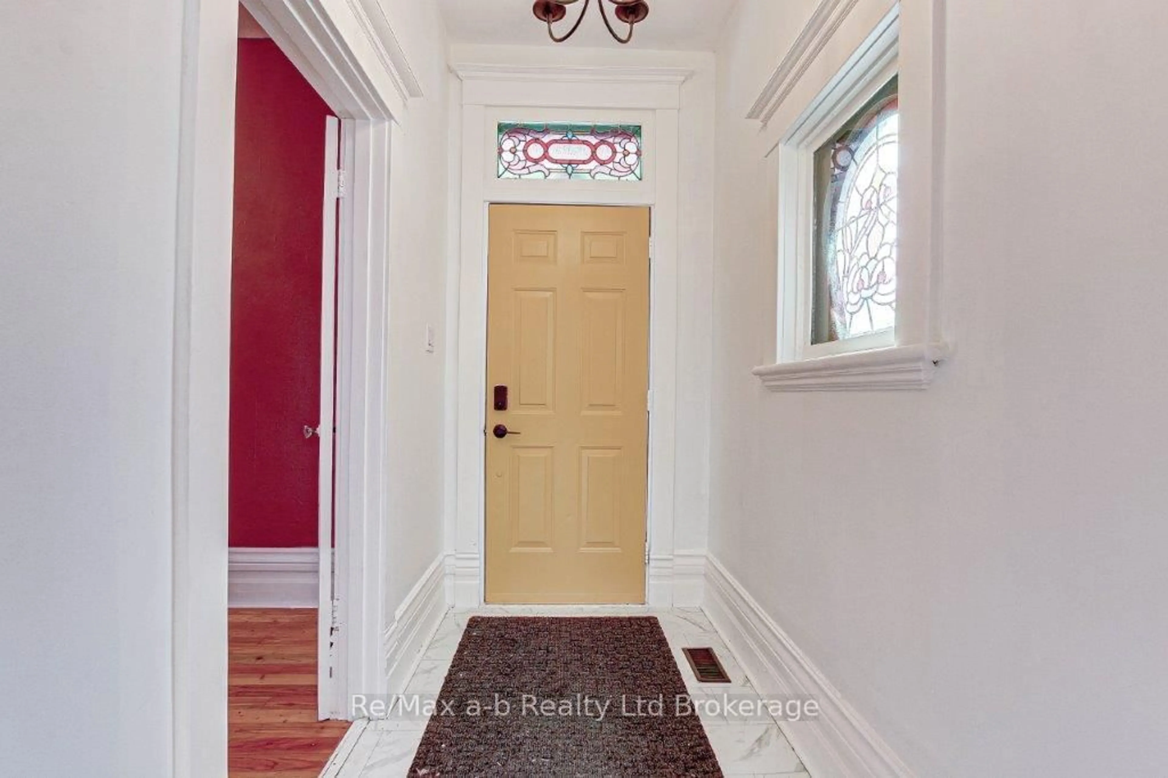 Indoor entryway for 1026 Trafalgar St, London Ontario N5Z 1G4