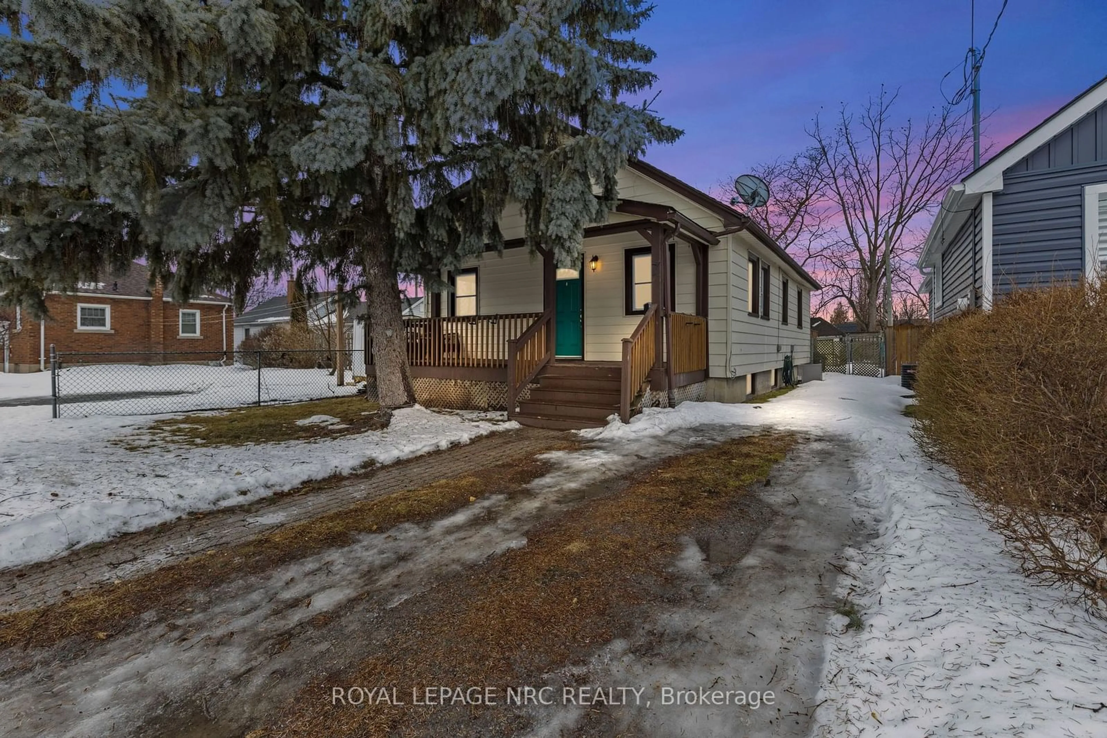 A pic from outside/outdoor area/front of a property/back of a property/a pic from drone, street for 7 Marlborough Ave, St. Catharines Ontario L2M 5T1