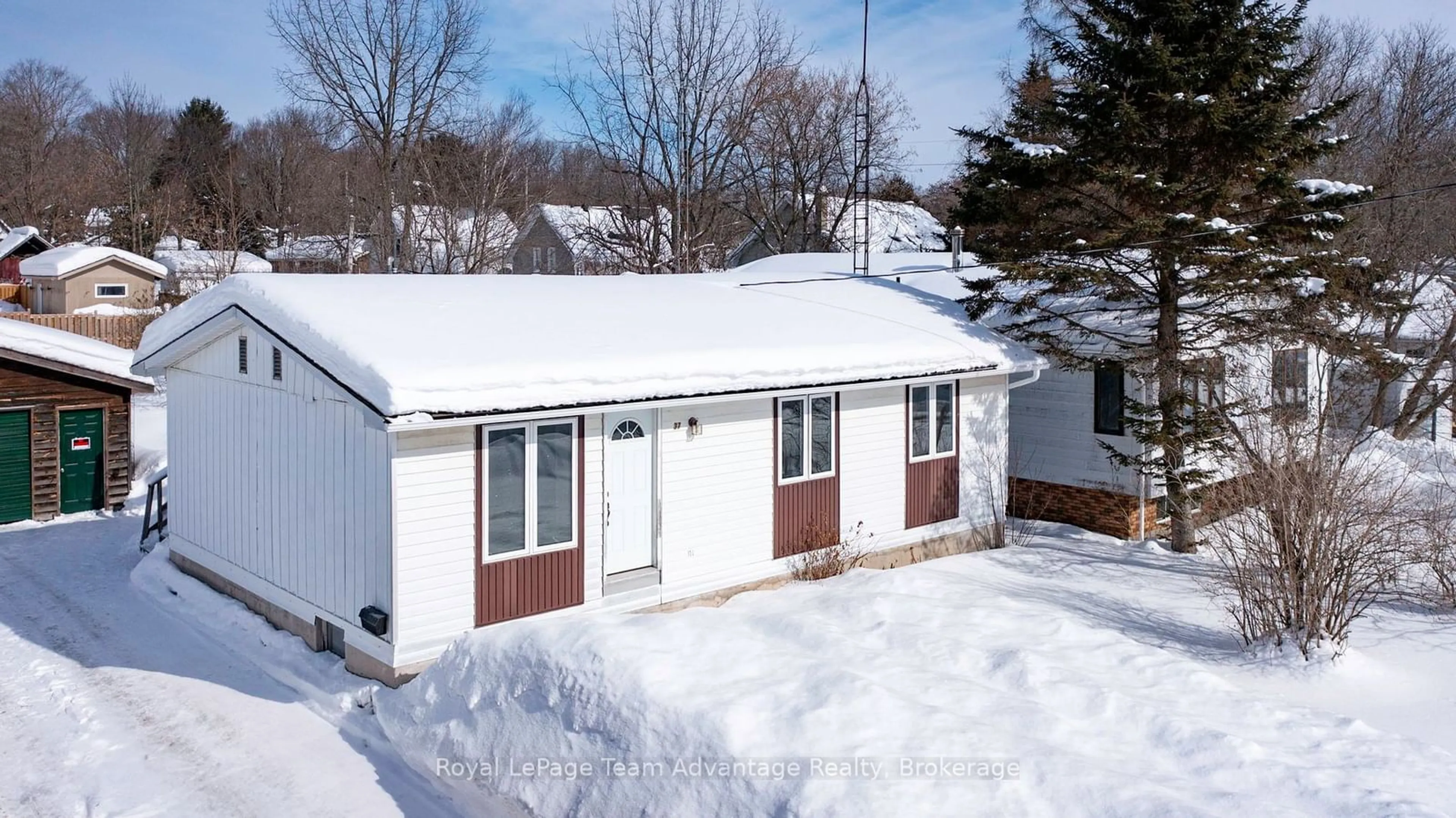 A pic from outside/outdoor area/front of a property/back of a property/a pic from drone, street for 37 Marion Ave, Parry Sound Ontario P2A 1J1