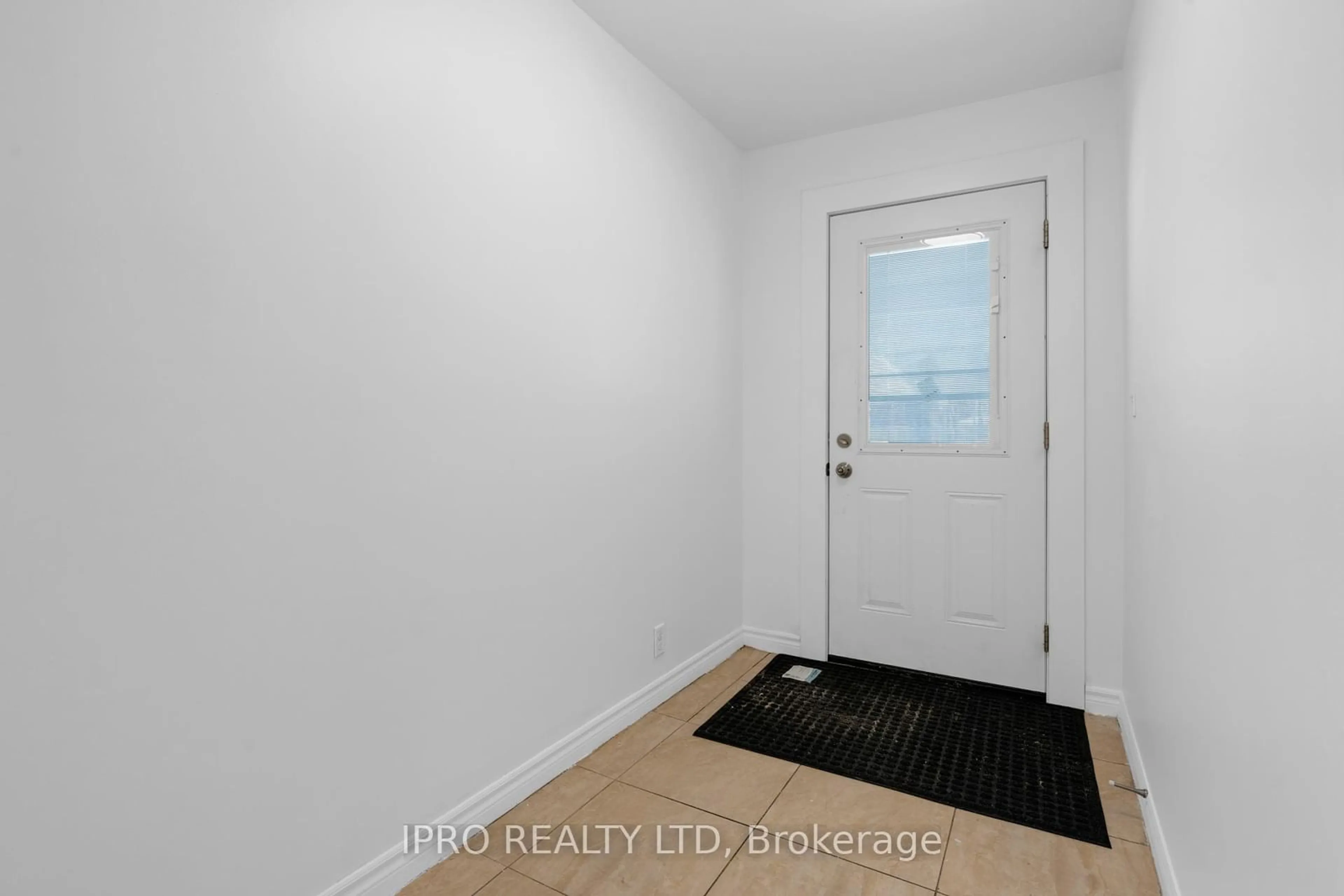 Indoor entryway for 713 Adelaide St, London Ontario N5Y 2L4