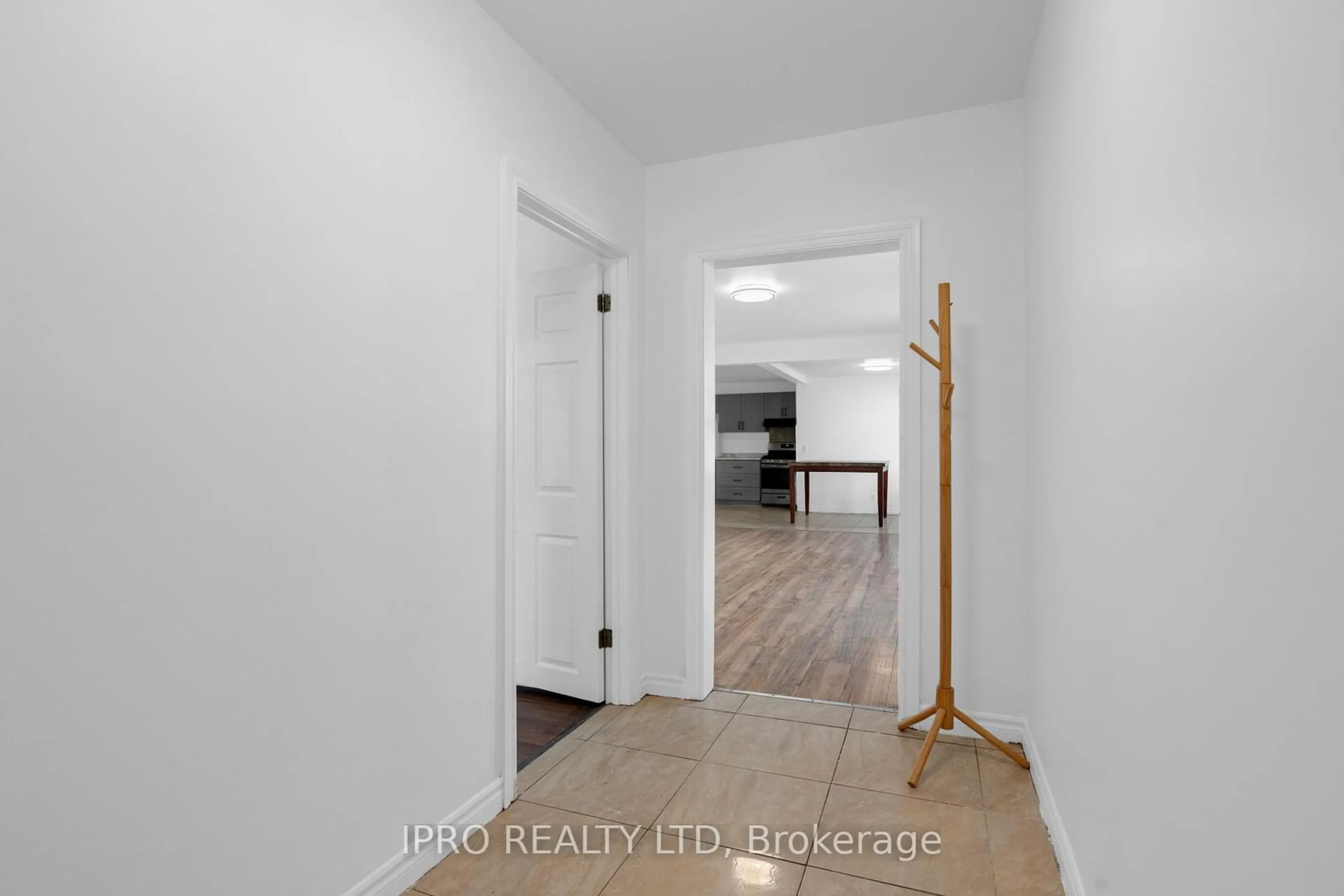 Indoor entryway for 713 Adelaide St, London Ontario N5Y 2L4