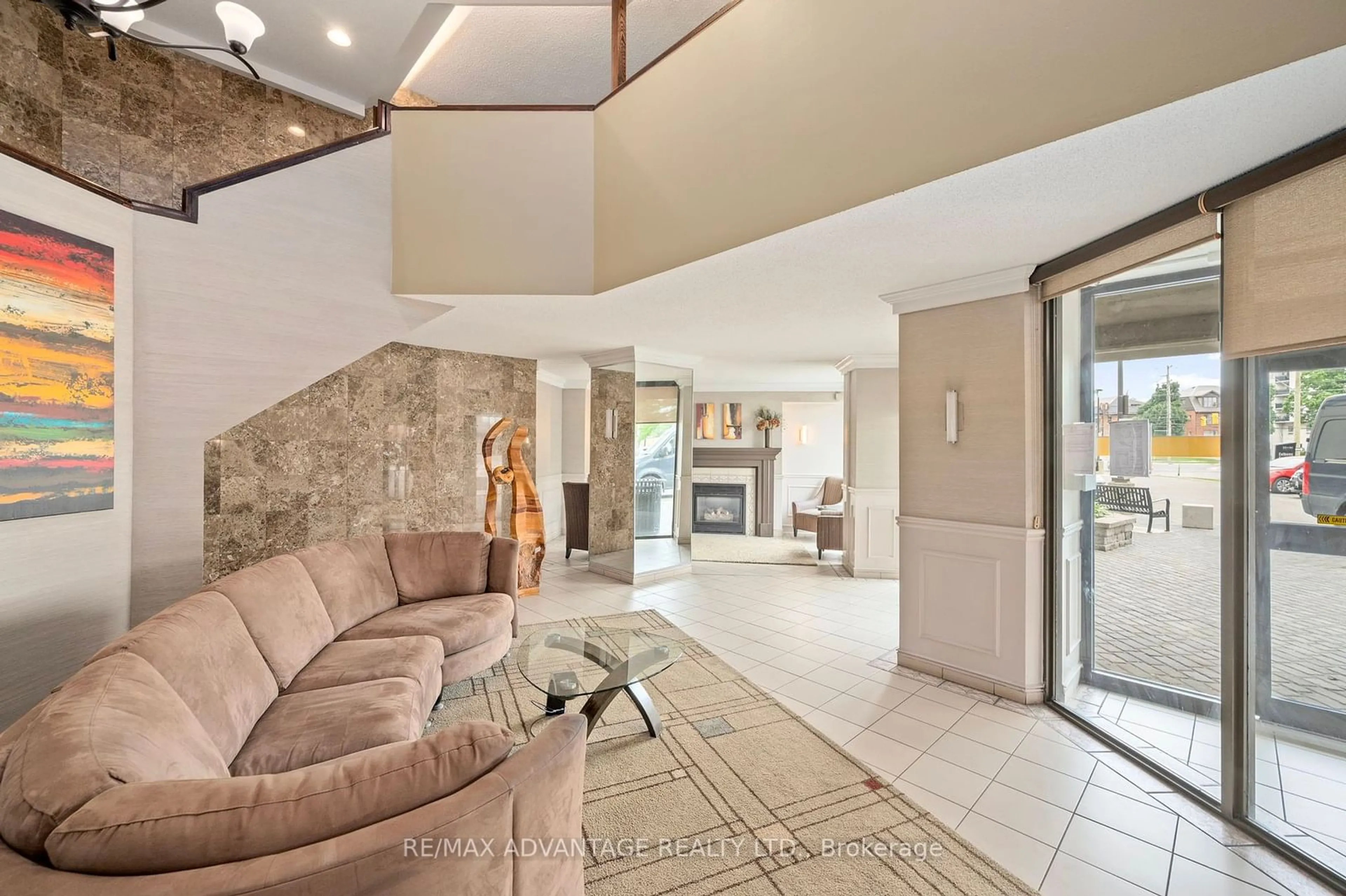 Indoor foyer for 323 Colborne St #2501, London Ontario N6B 3N8