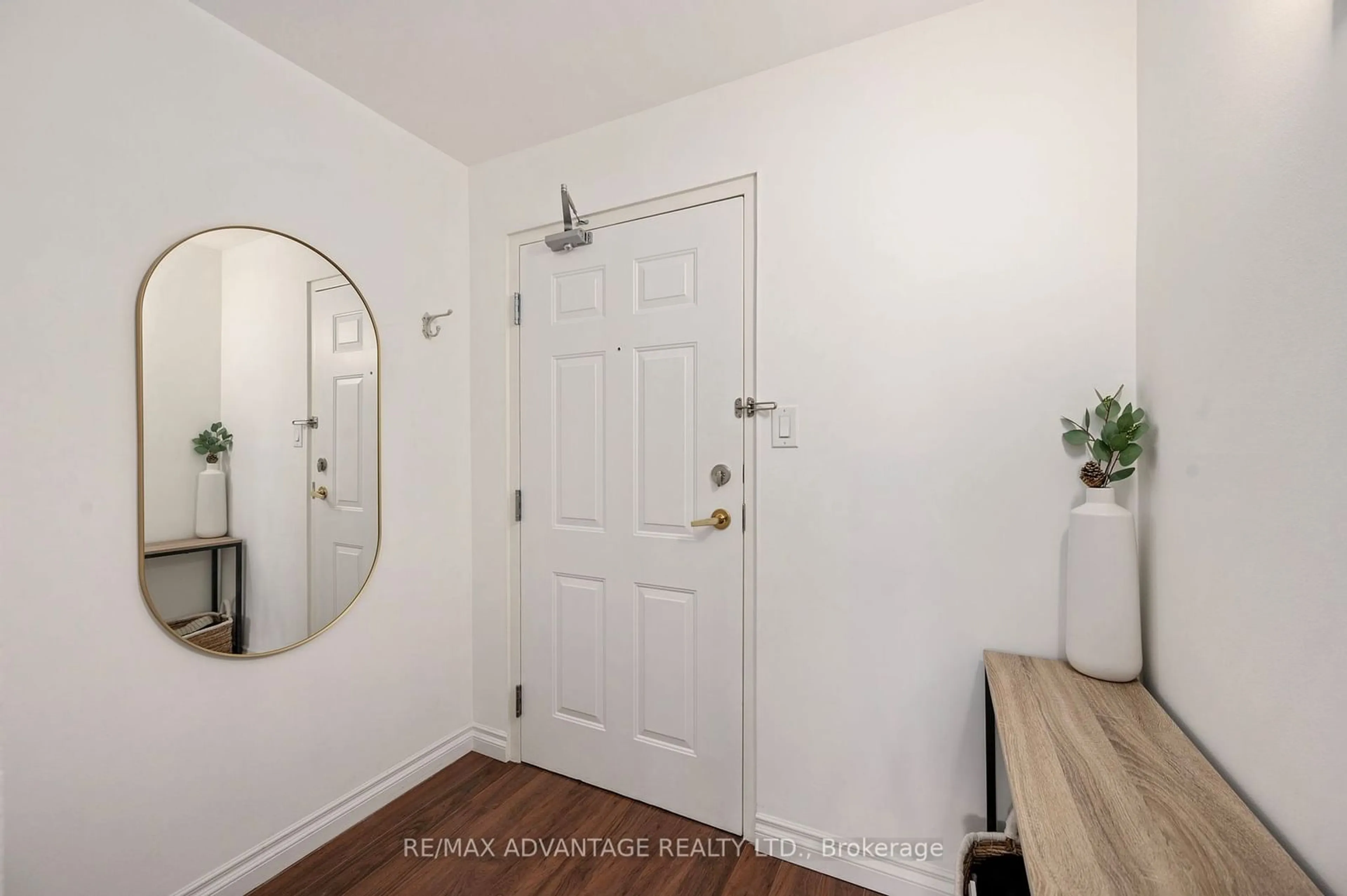 Indoor entryway for 323 Colborne St #2501, London Ontario N6B 3N8