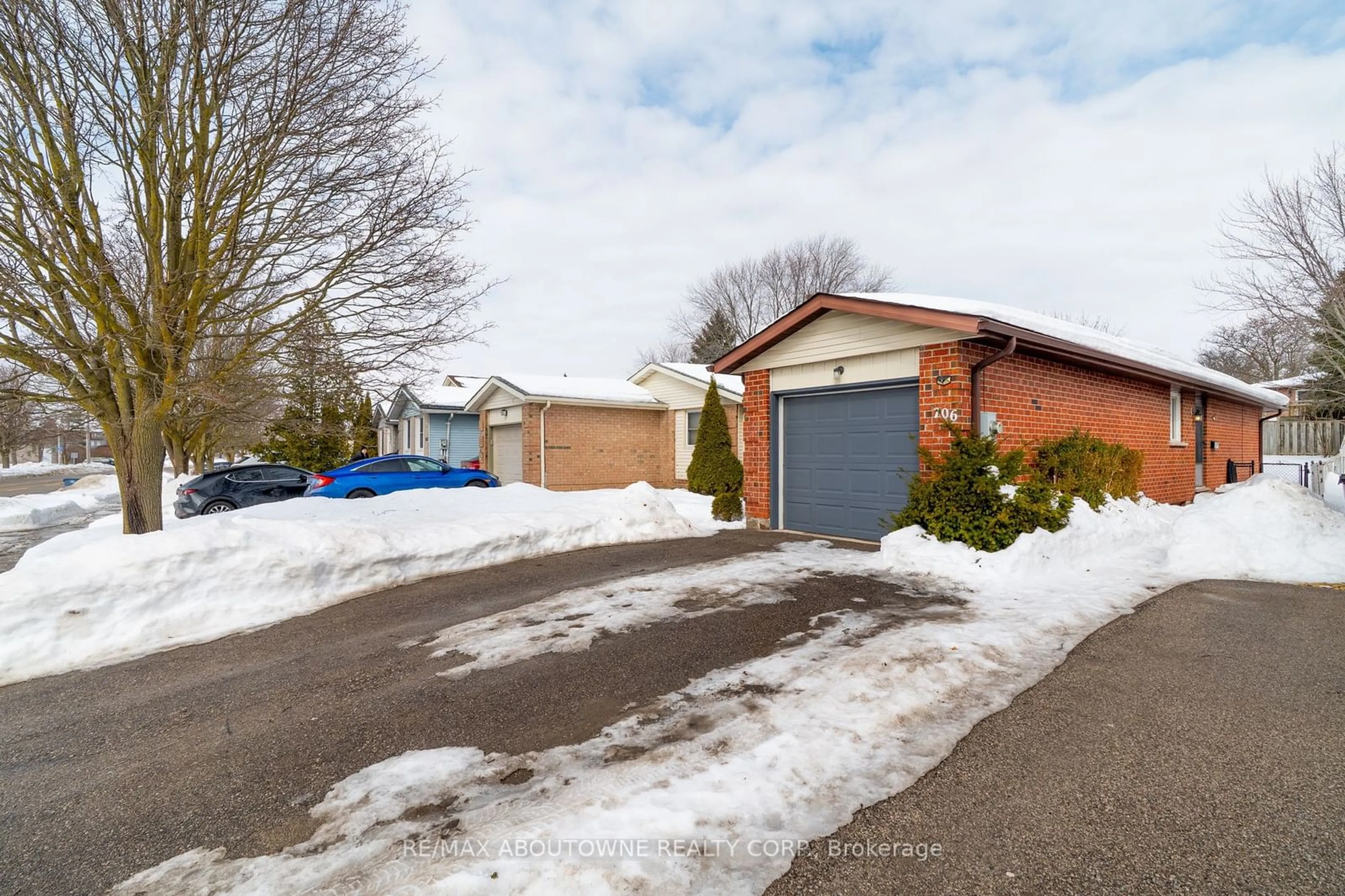 A pic from outside/outdoor area/front of a property/back of a property/a pic from drone, street for 706 Scottsdale Dr, Guelph Ontario N1G 4M5