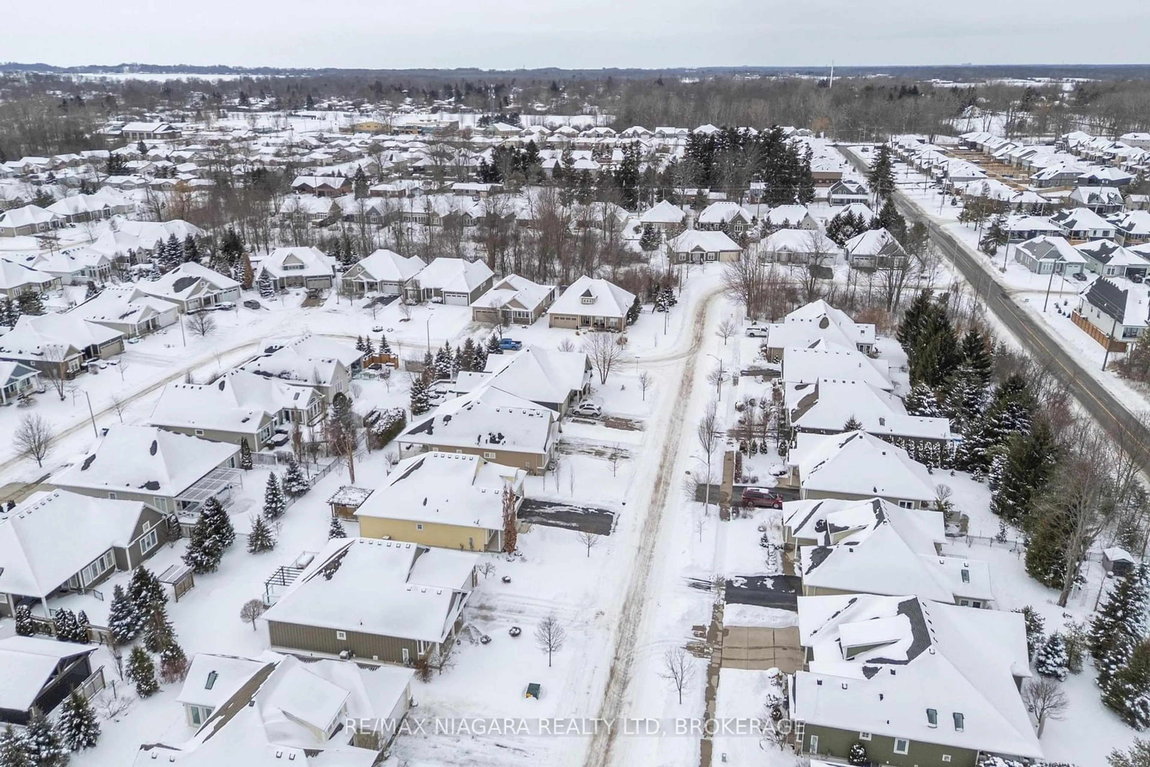 A pic from outside/outdoor area/front of a property/back of a property/a pic from drone, street for 49 Sunrise Crt, Fort Erie Ontario L0S 1N0