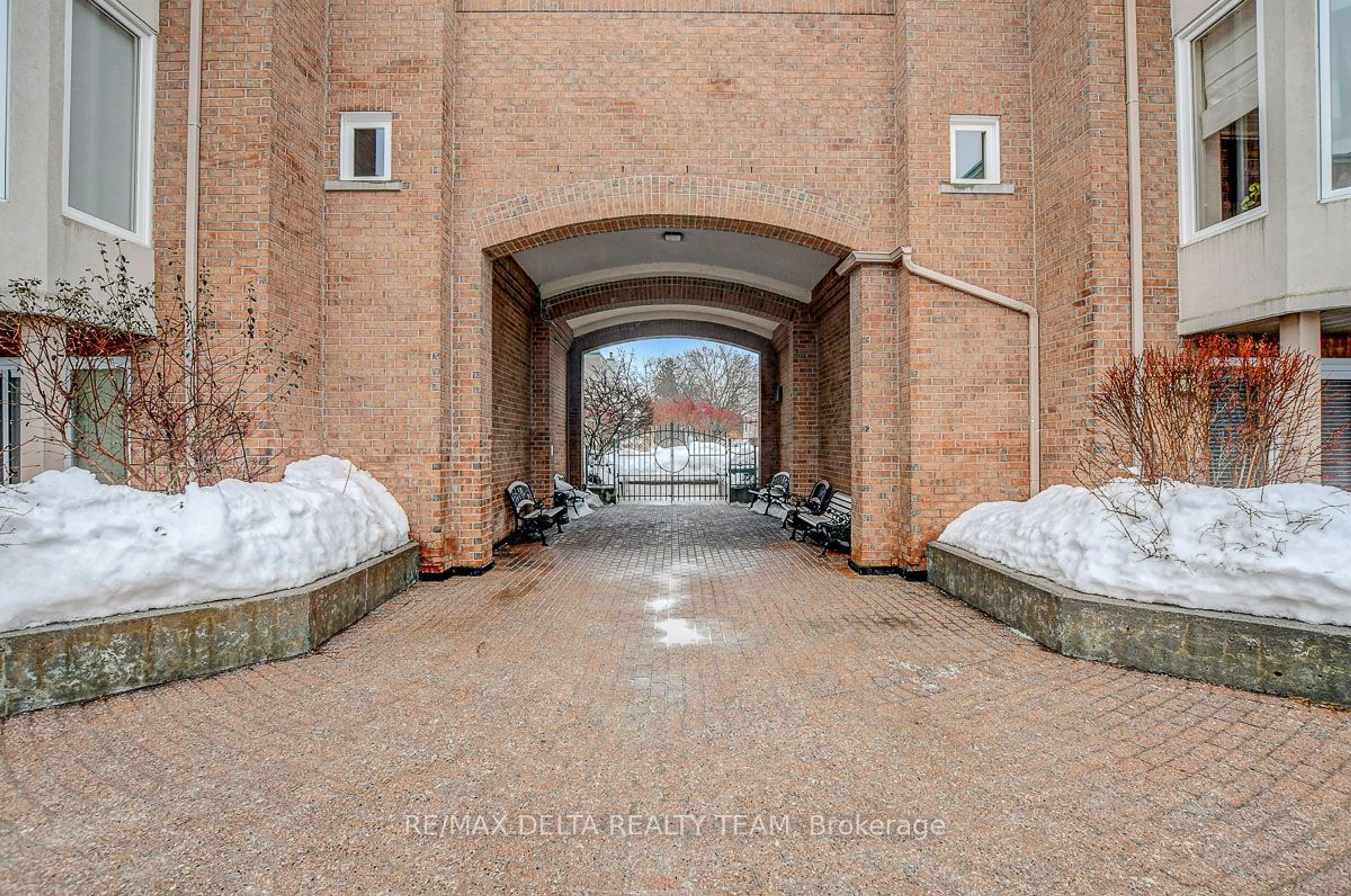 Indoor foyer for 62 Donald St #302A, Overbrook - Castleheights and Area Ontario K1K 1N2