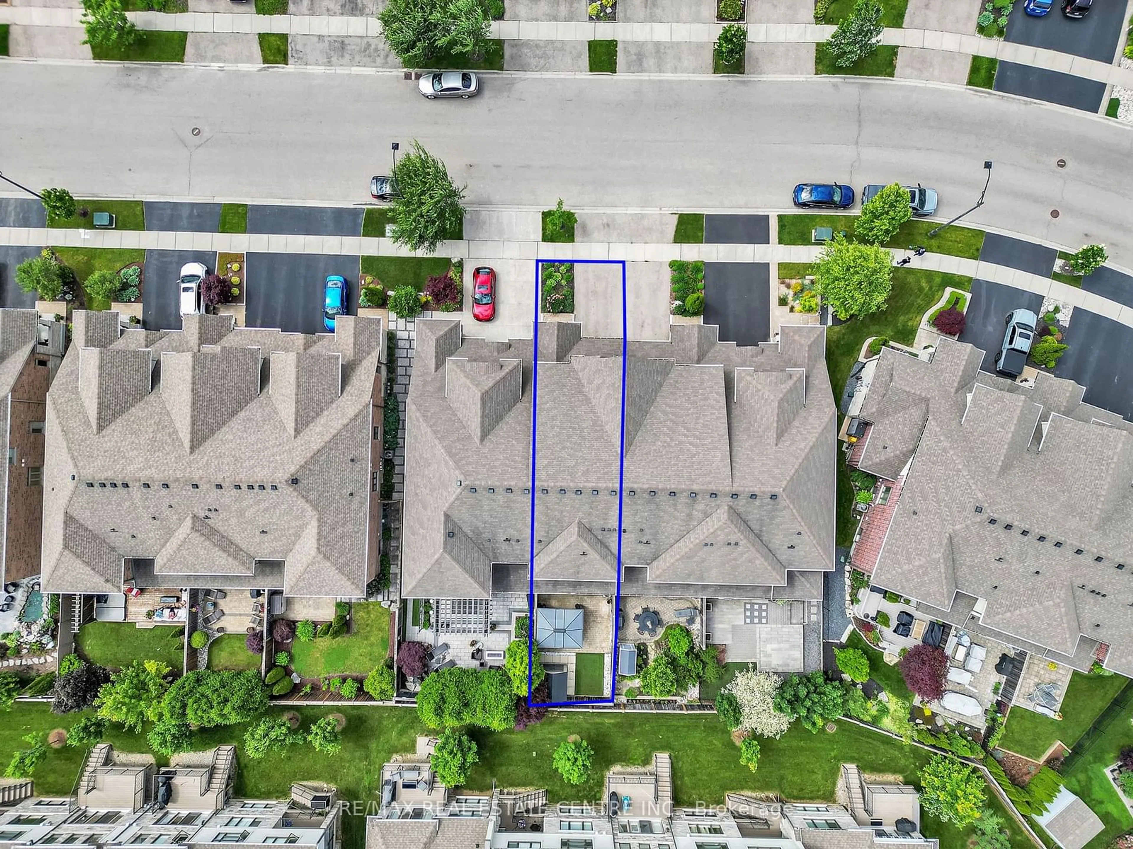 A pic from outside/outdoor area/front of a property/back of a property/a pic from drone, street for 140 Oak Park Dr, Waterloo Ontario N2K 0B3