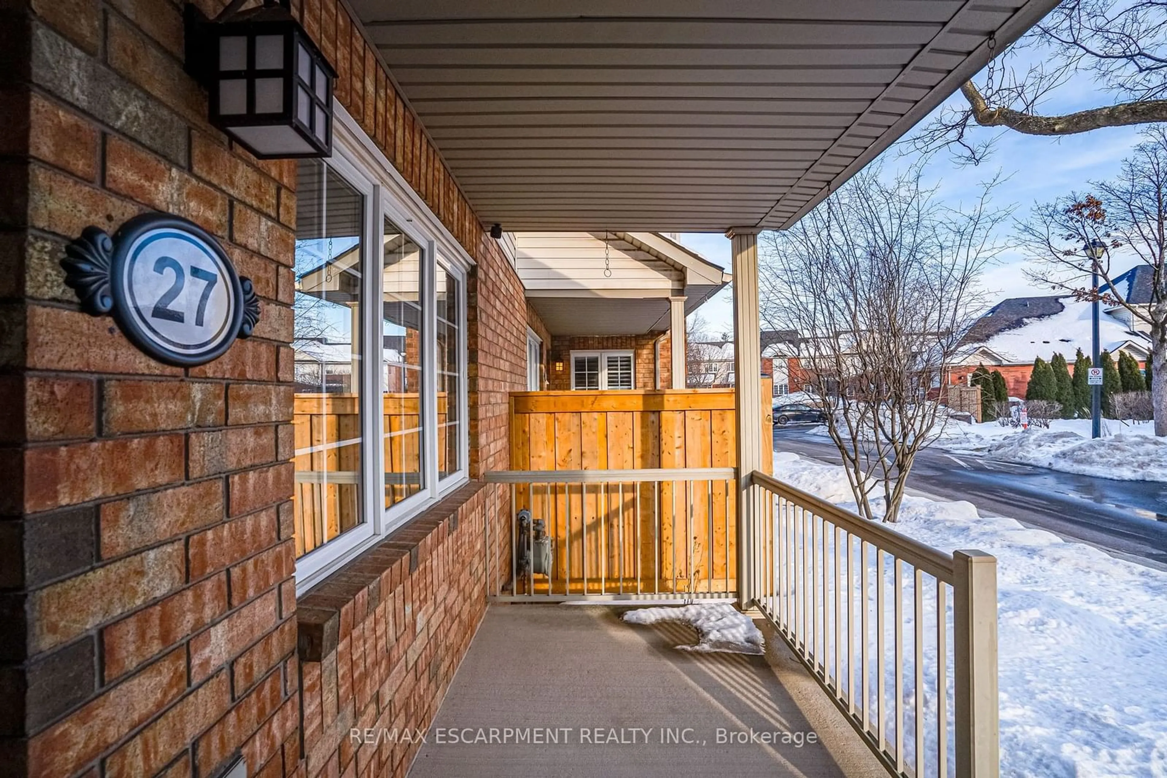 Indoor entryway for 100 Beddoe Dr #27, Hamilton Ontario L8P 4Z2