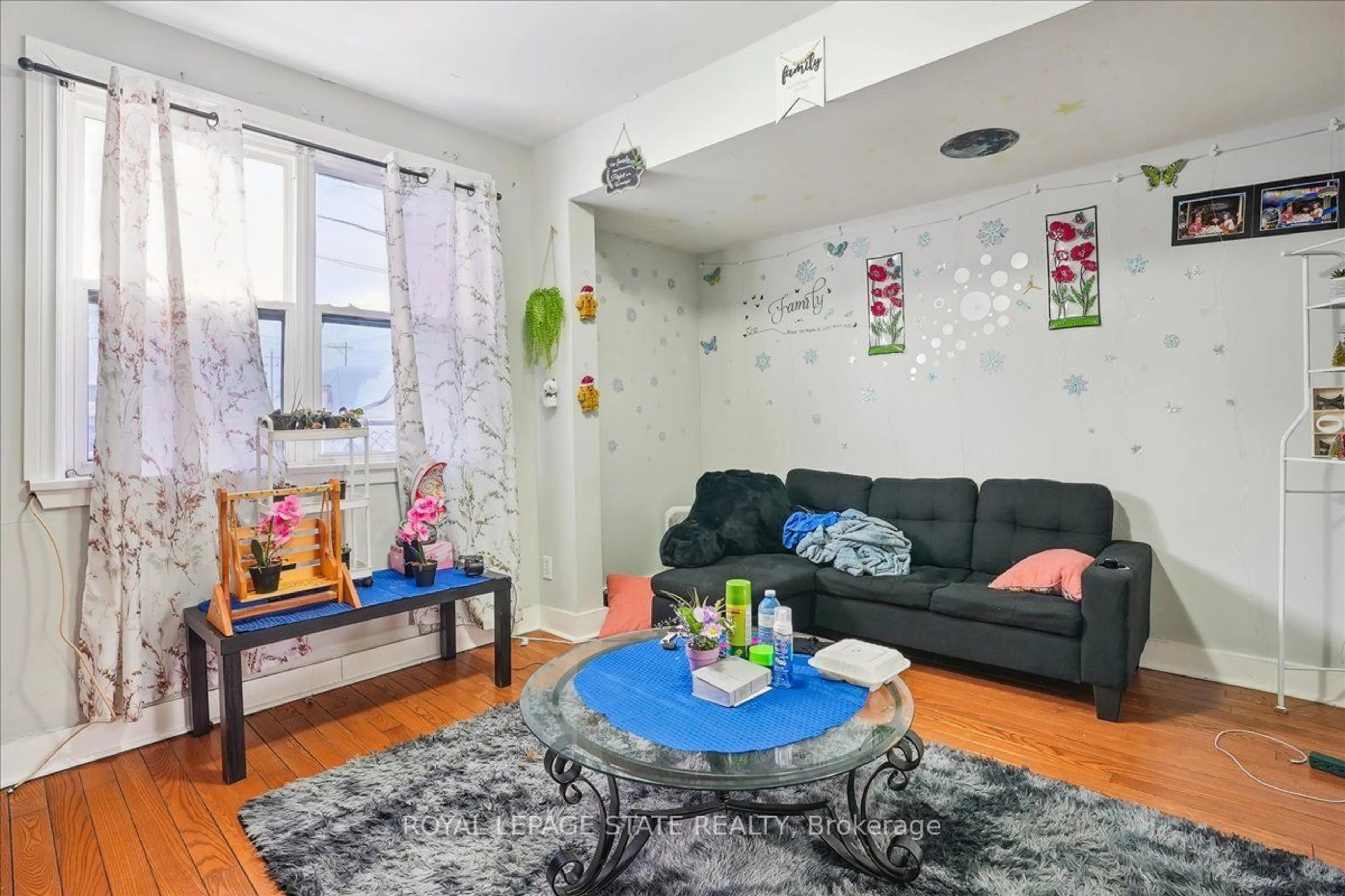 Living room with furniture, unknown for 63 Pelham Rd, St. Catharines Ontario L2S 1R6