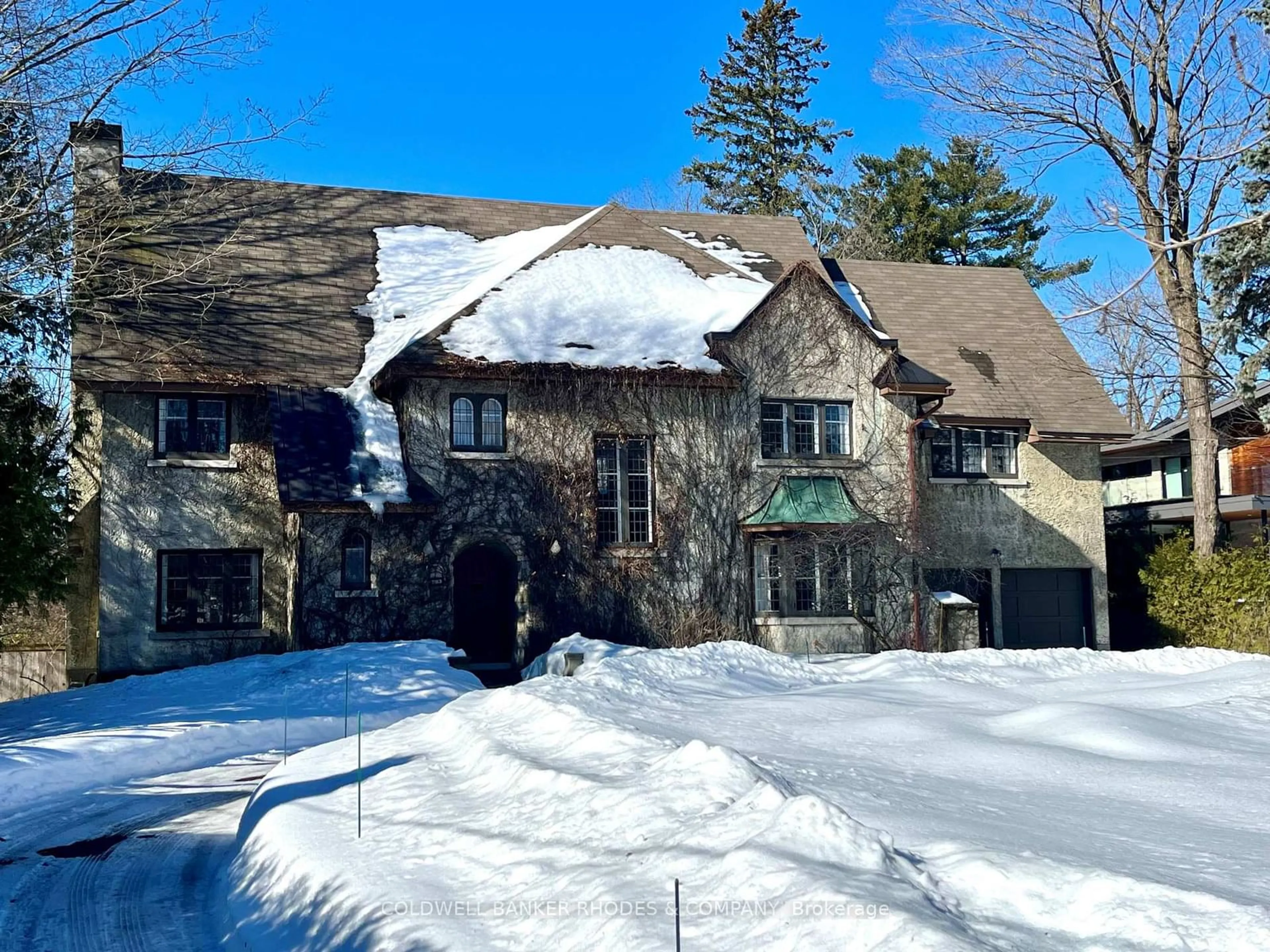 A pic from outside/outdoor area/front of a property/back of a property/a pic from drone, street for 283 ACACIA Ave, Rockcliffe Park Ontario K1M 0L8