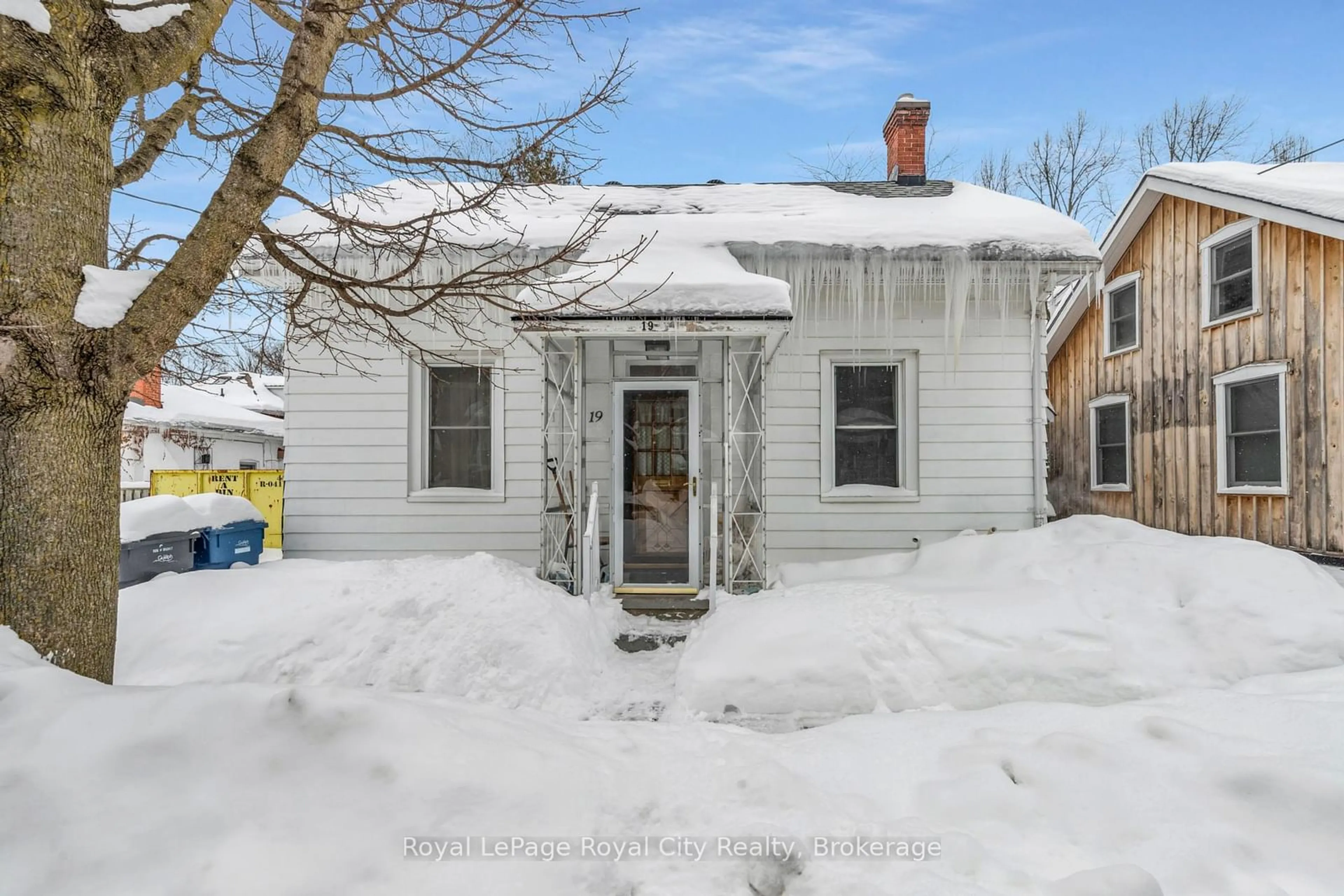 A pic from outside/outdoor area/front of a property/back of a property/a pic from drone, street for 19 Charles St, Guelph Ontario N1H 2E2