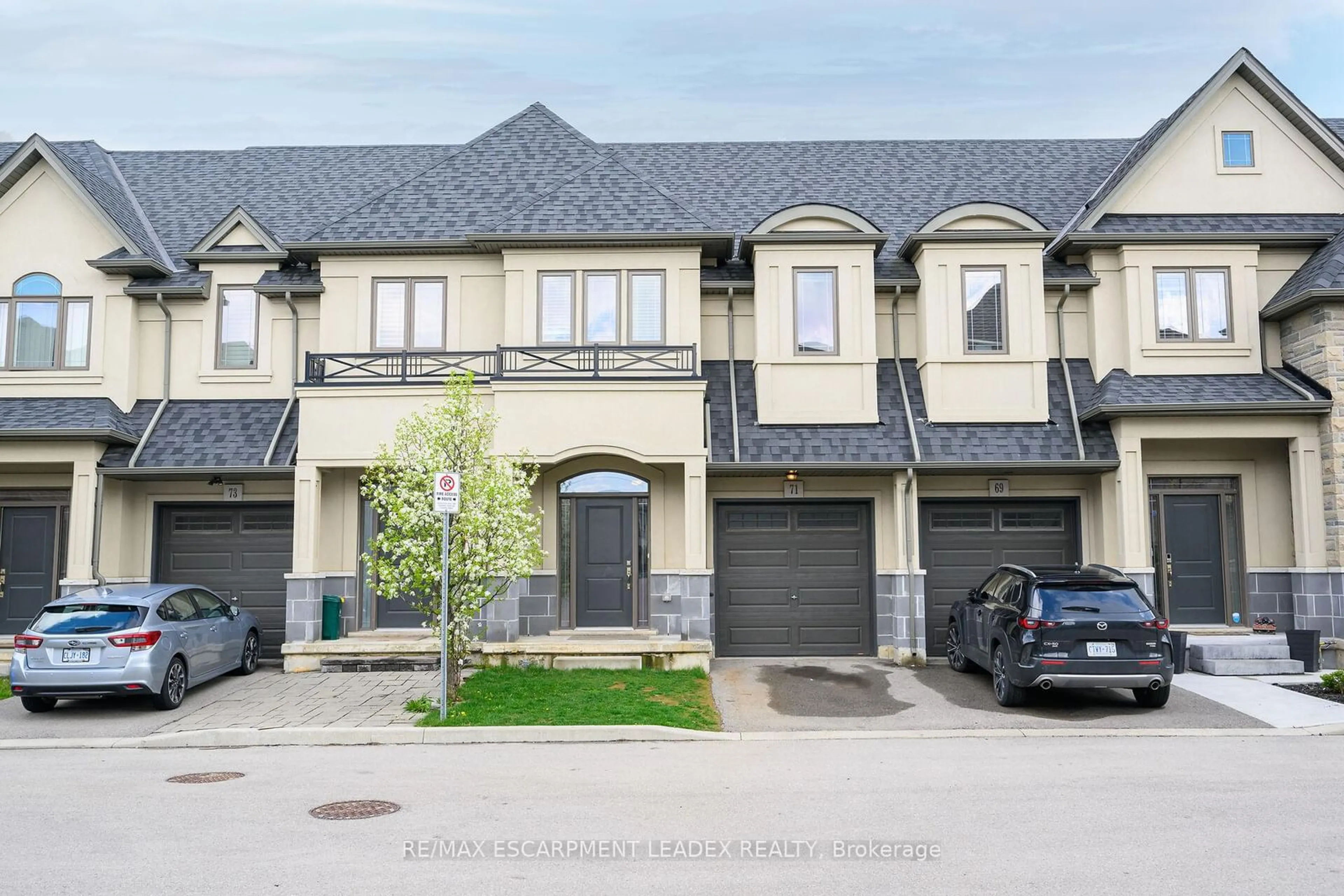 A pic from outside/outdoor area/front of a property/back of a property/a pic from drone, street for 71 Sonoma Valley Cres, Hamilton Ontario L9B 0J3