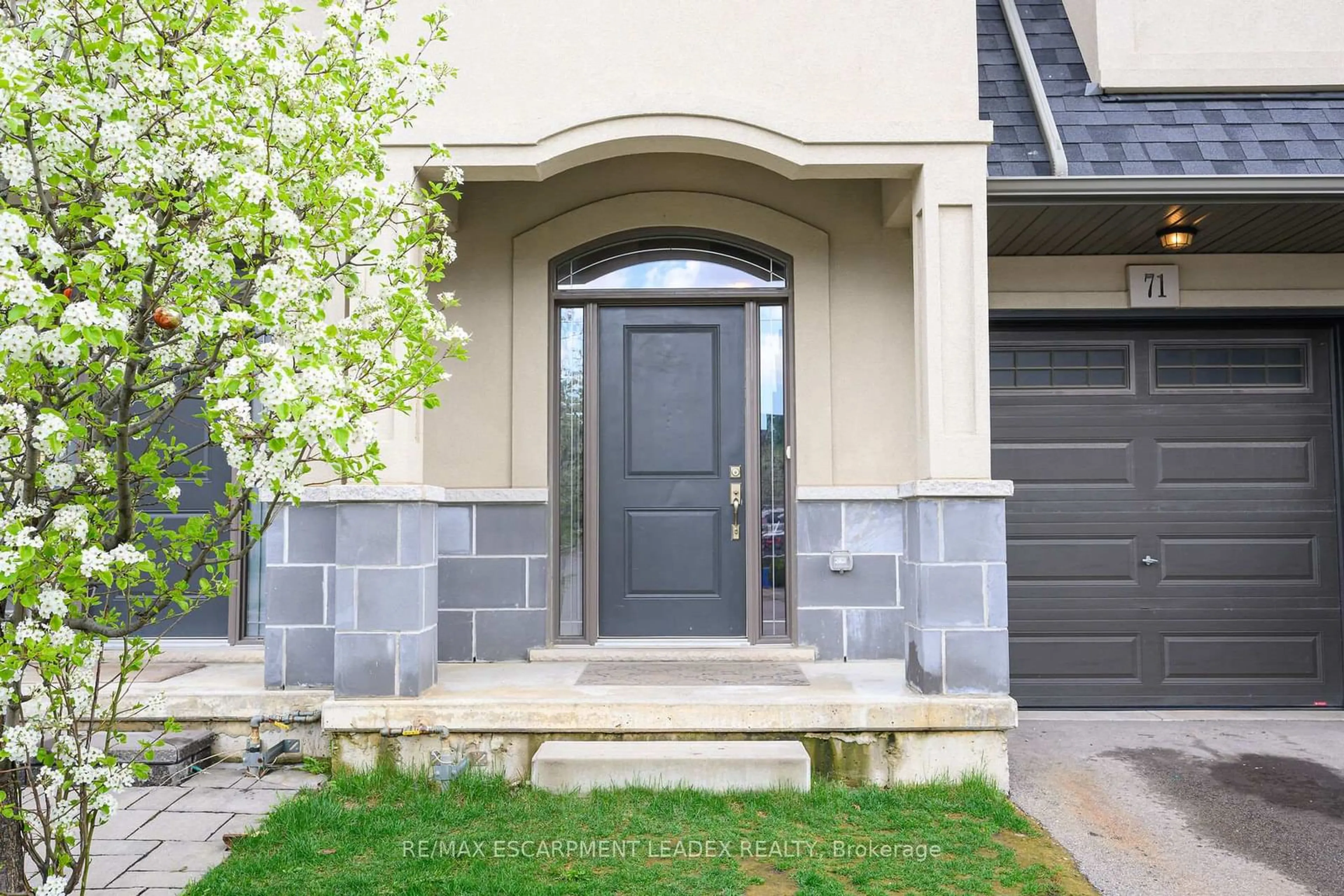 Indoor entryway for 71 Sonoma Valley Cres, Hamilton Ontario L9B 0J3