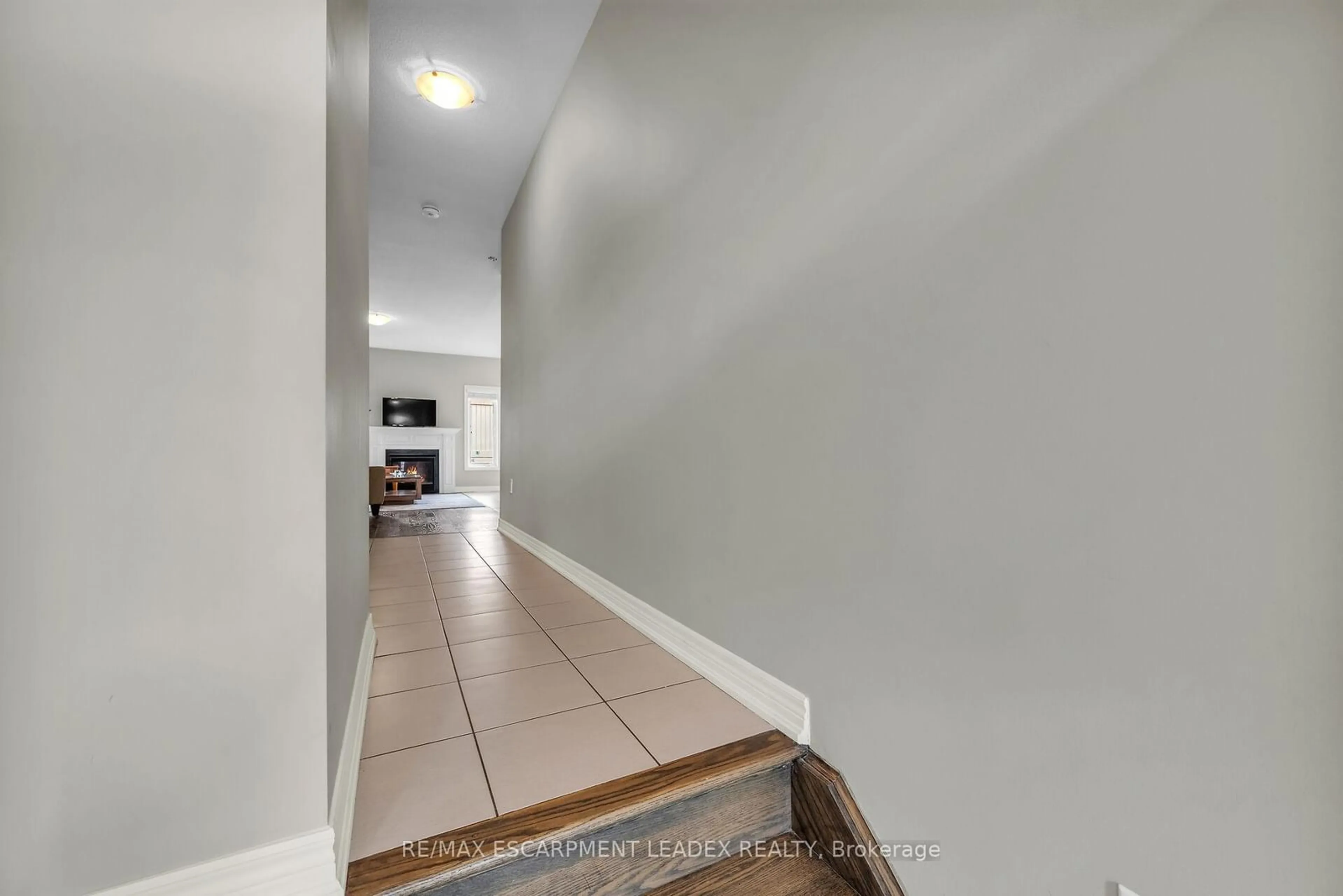 Indoor foyer for 71 Sonoma Valley Cres, Hamilton Ontario L9B 0J3