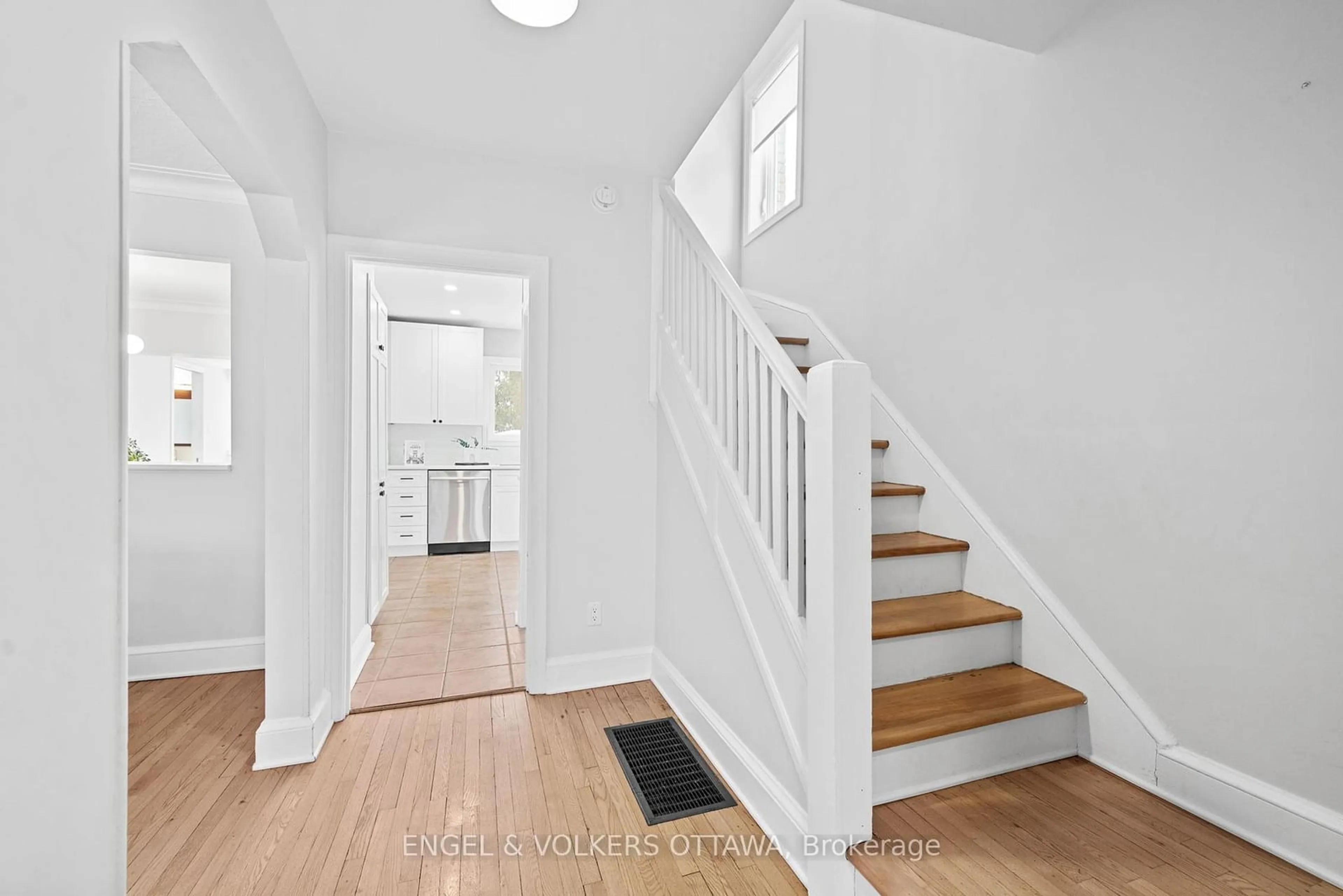 Indoor entryway for 67 Merritt Ave, Glebe - Ottawa East and Area Ontario K1S 0J5