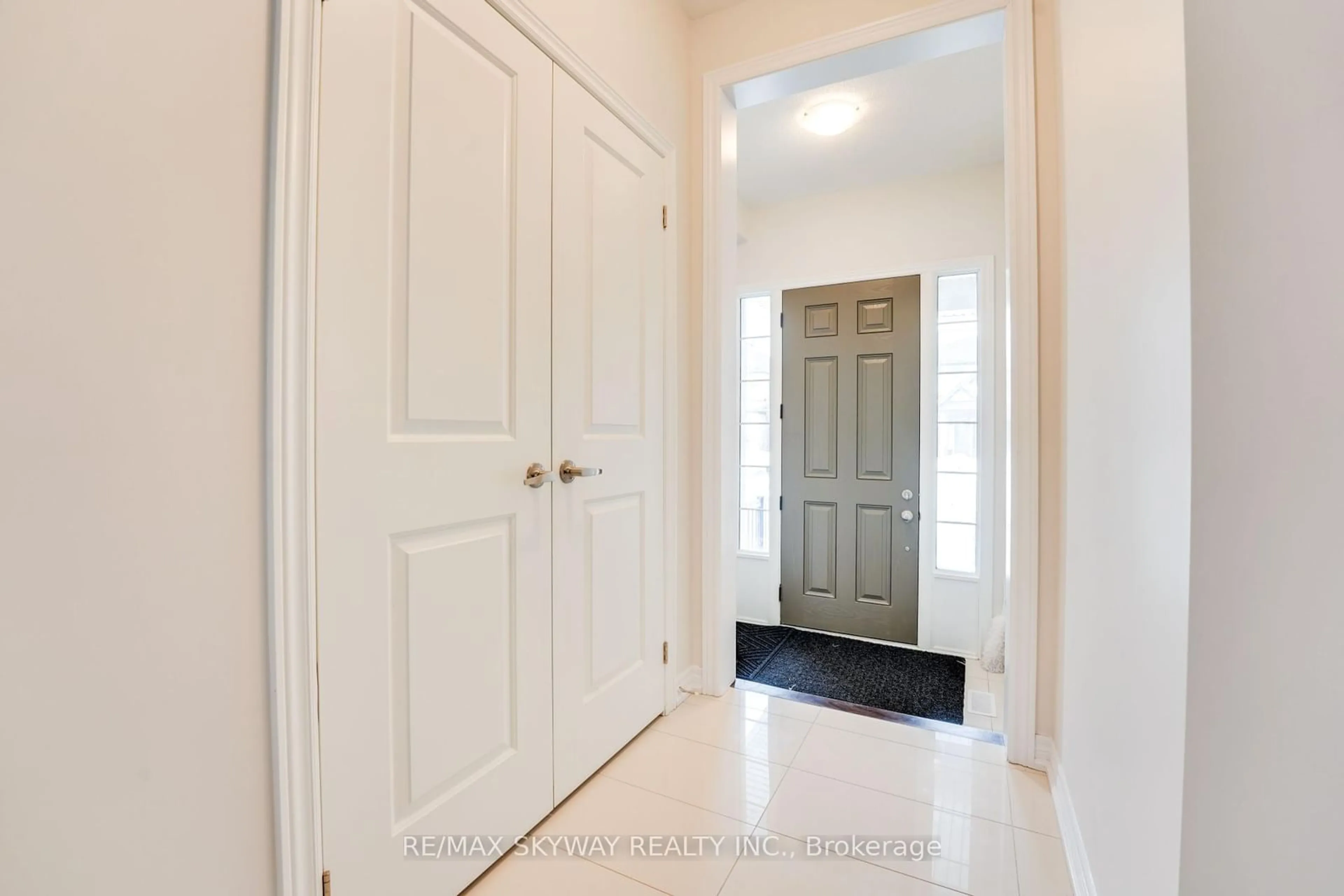 Indoor entryway for 516 Beckview Cres, Kitchener Ontario N4R 0R3