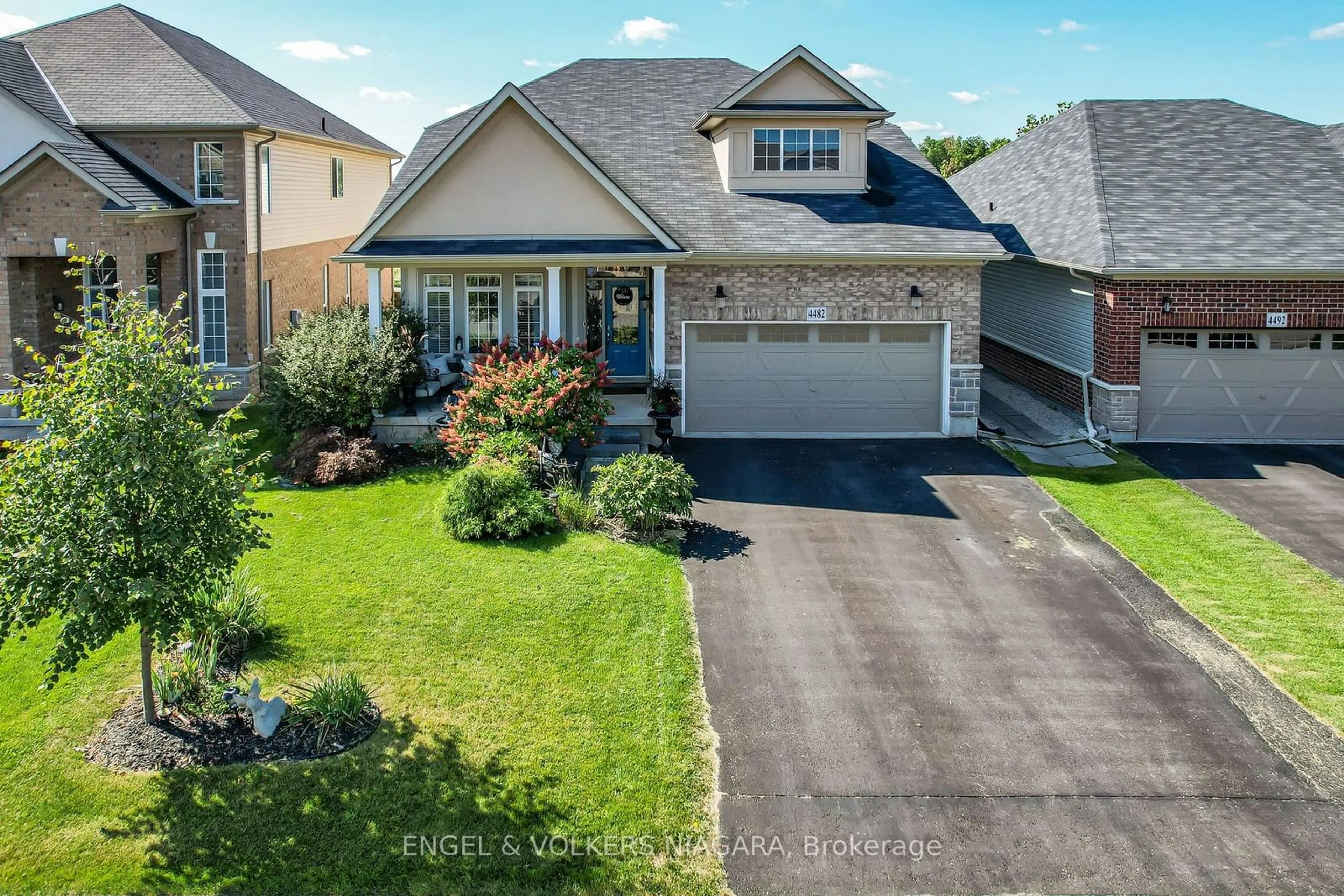 A pic from outside/outdoor area/front of a property/back of a property/a pic from drone, street for 4482 Cinnamon Grve, Niagara Falls Ontario L2G 0G1